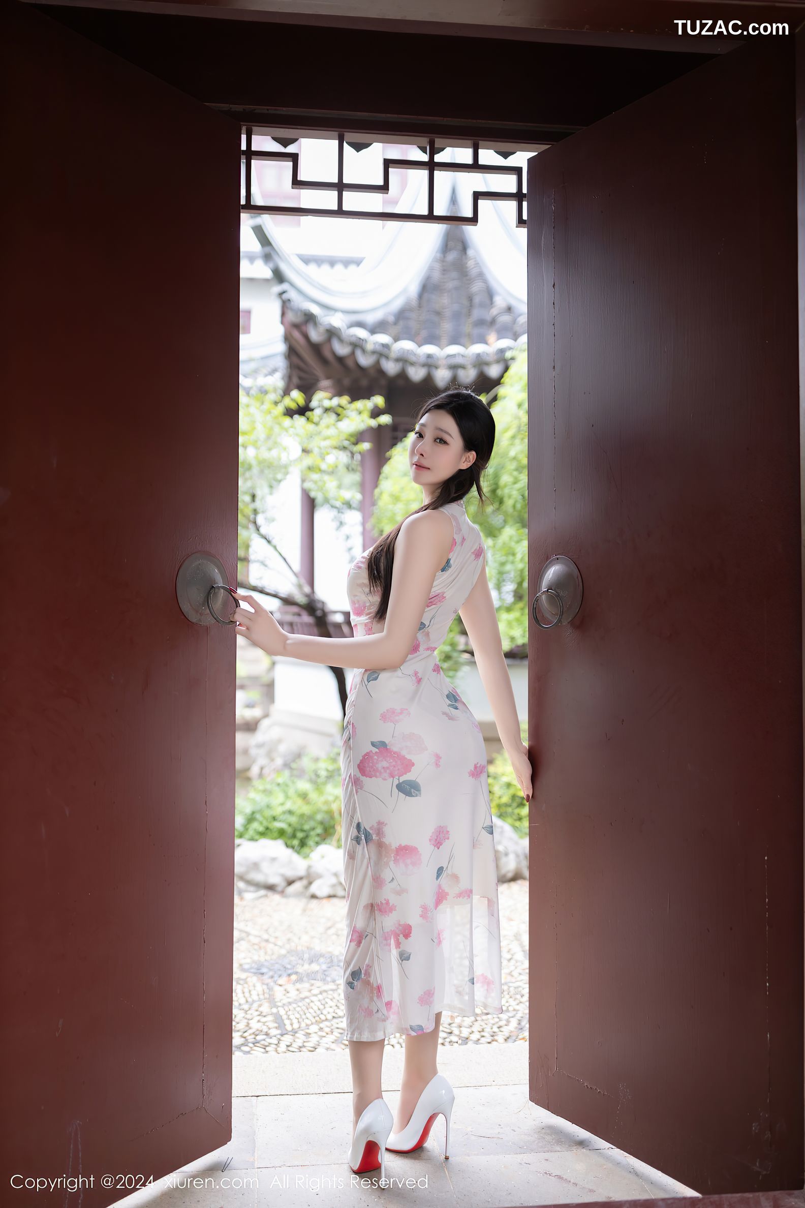 XiuRen秀人网-9087-小逗逗-白色粉印花旗袍白色内衣-2024.08.29