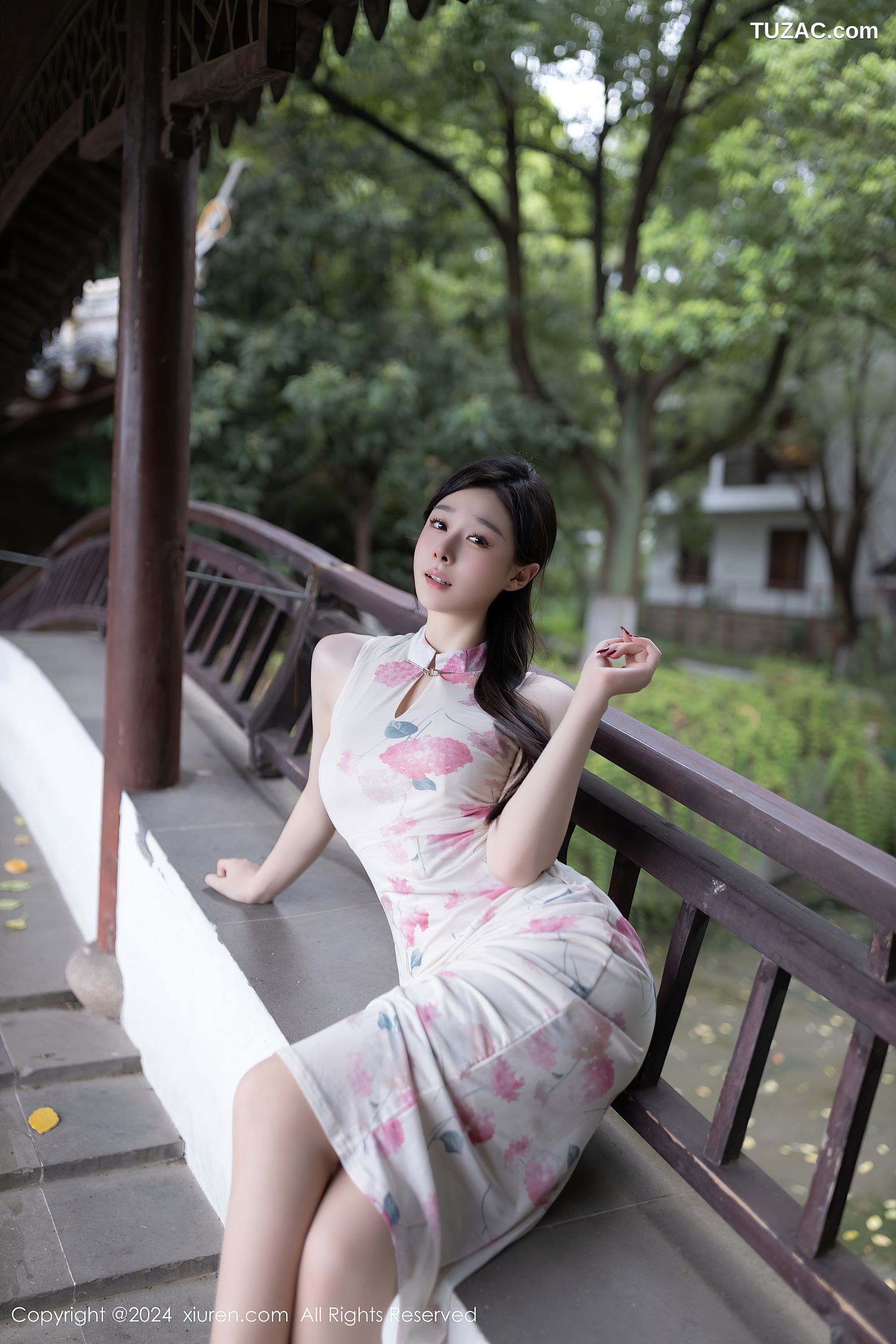XiuRen秀人网-9087-小逗逗-白色粉印花旗袍白色内衣-2024.08.29