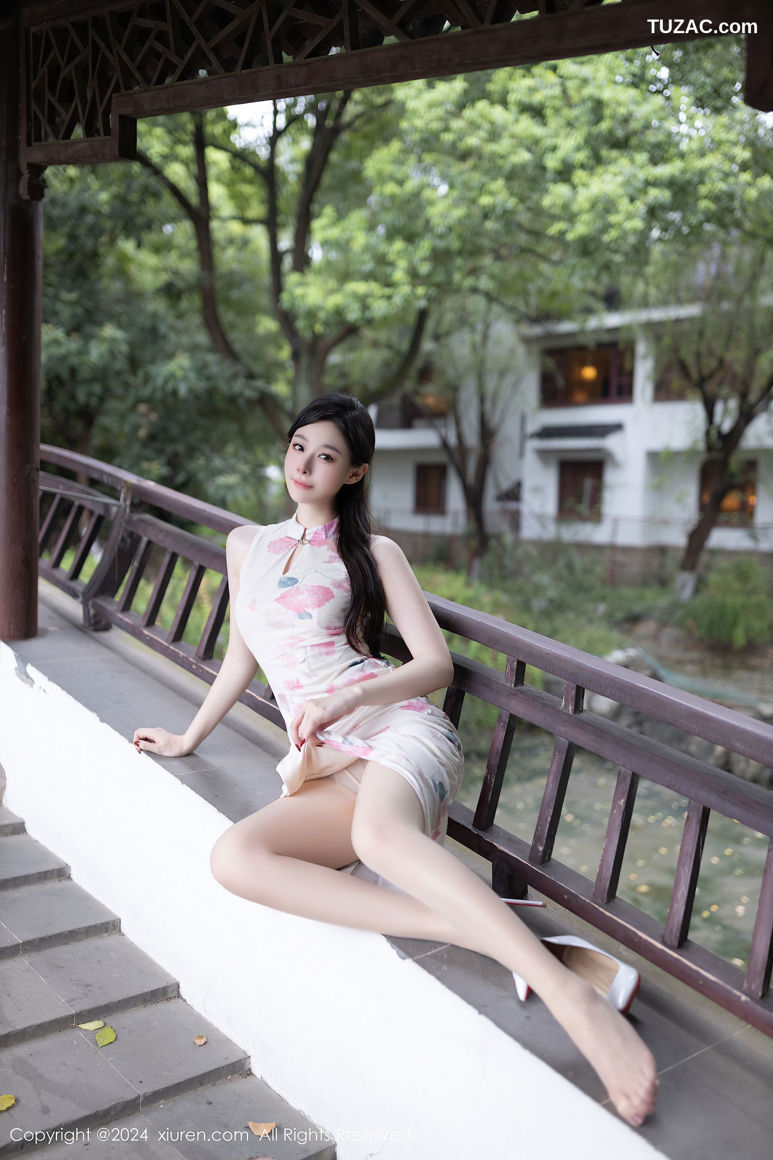 XiuRen秀人网-9087-小逗逗-白色粉印花旗袍白色内衣-2024.08.29