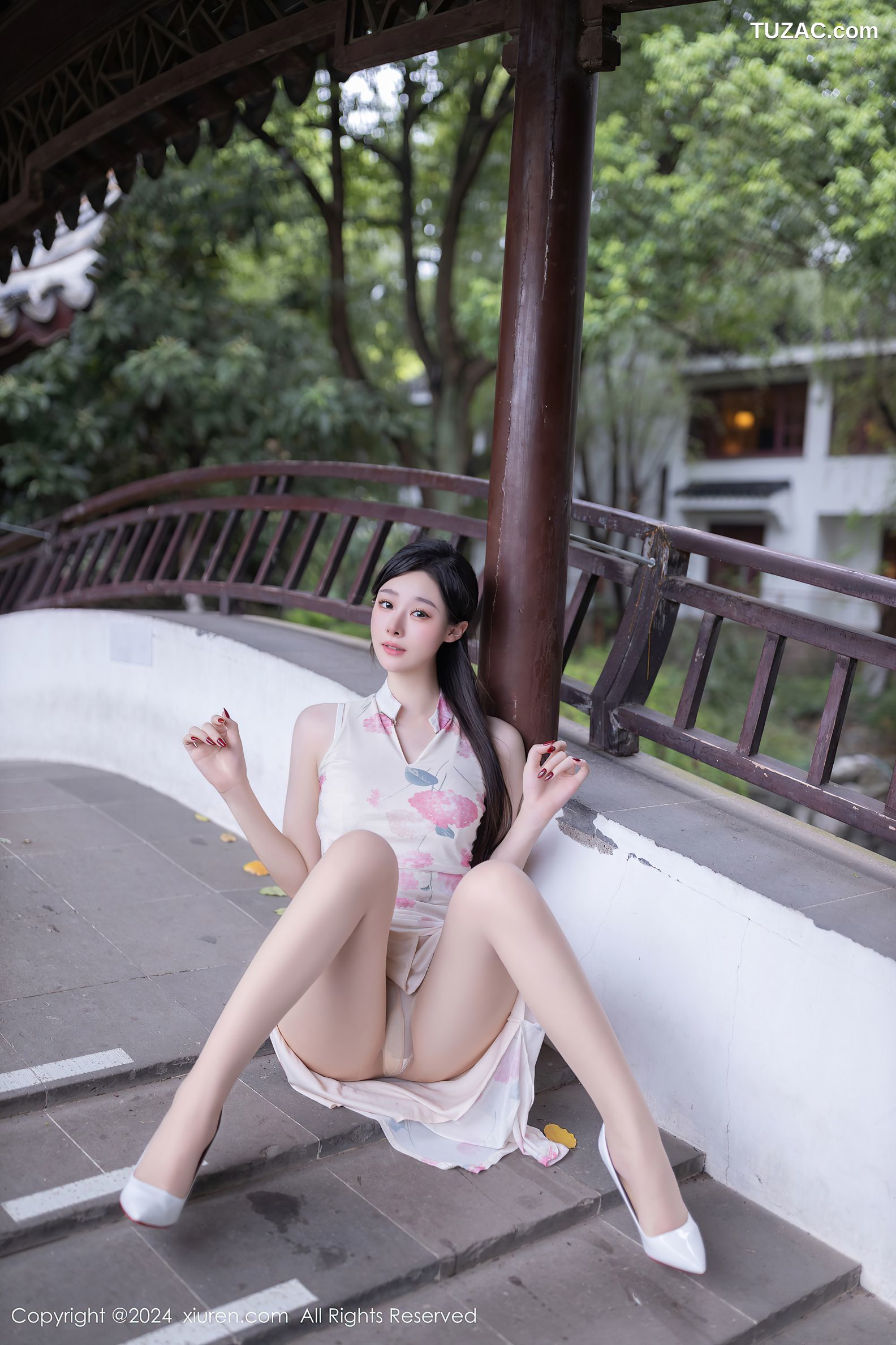 XiuRen秀人网-9087-小逗逗-白色粉印花旗袍白色内衣-2024.08.29