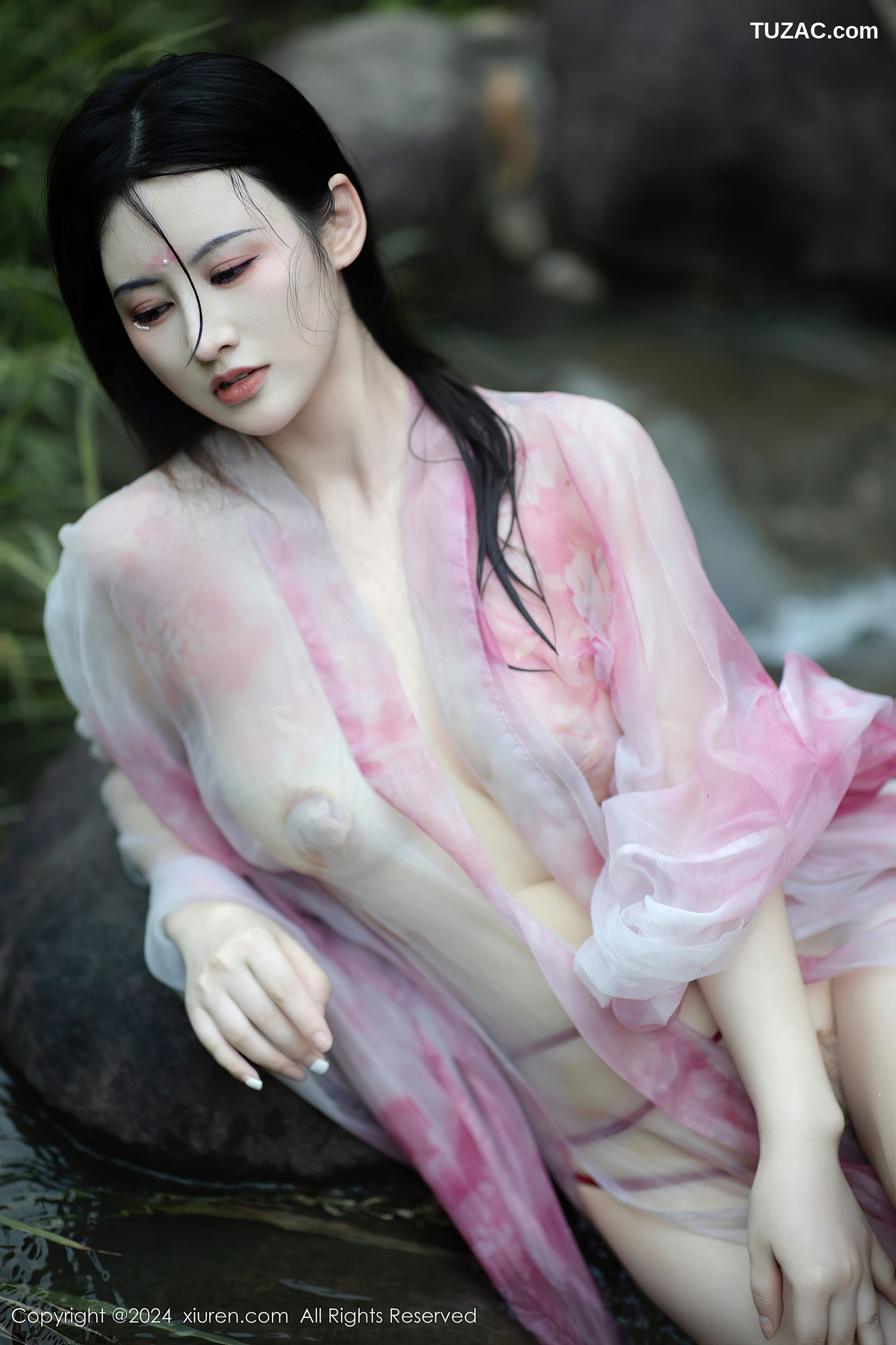 XiuRen秀人网-9100-诗诗kiki-古风粉纱户外竹林小溪真空湿身-2024.09.02