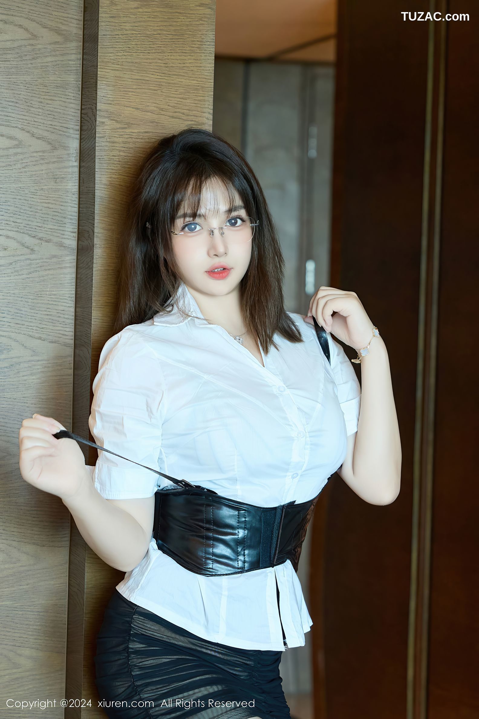 XiuRen秀人网-9104-养乐多Doll-OL白衬衫黑皮短裙黑丝黑色情趣内衣-2024.09.03