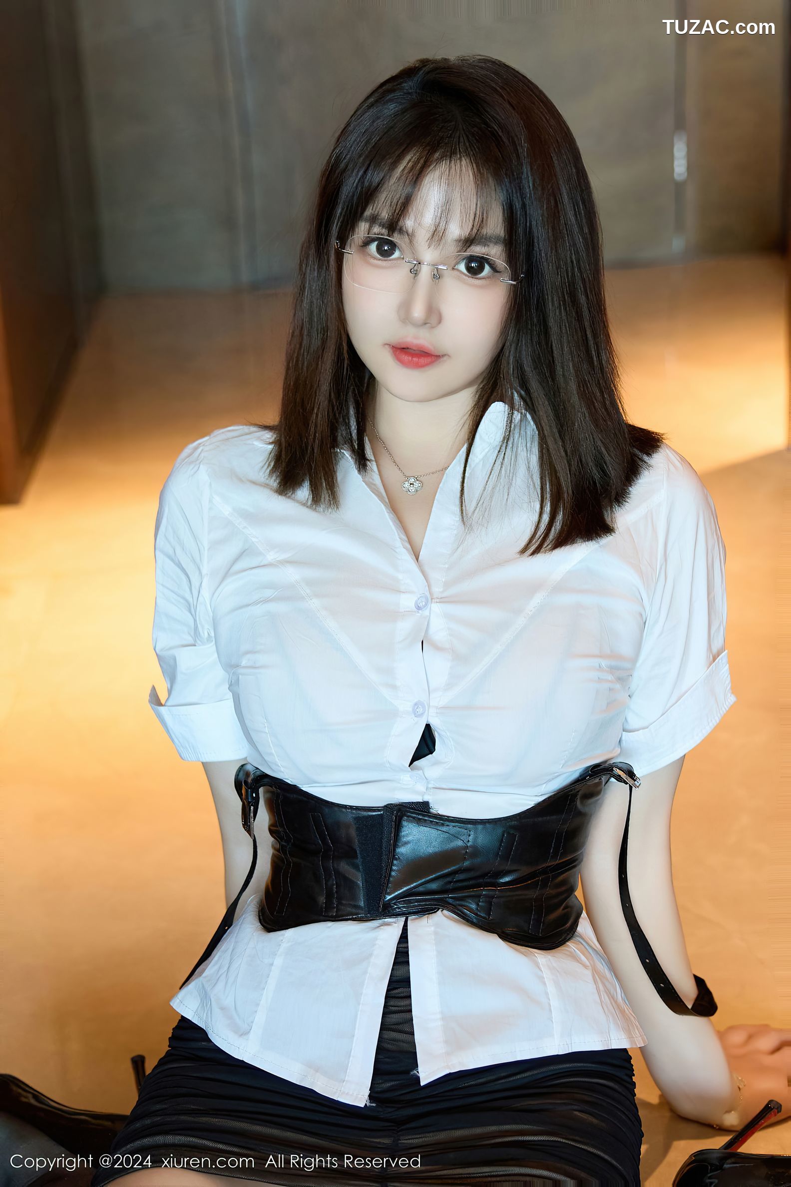 XiuRen秀人网-9104-养乐多Doll-OL白衬衫黑皮短裙黑丝黑色情趣内衣-2024.09.03