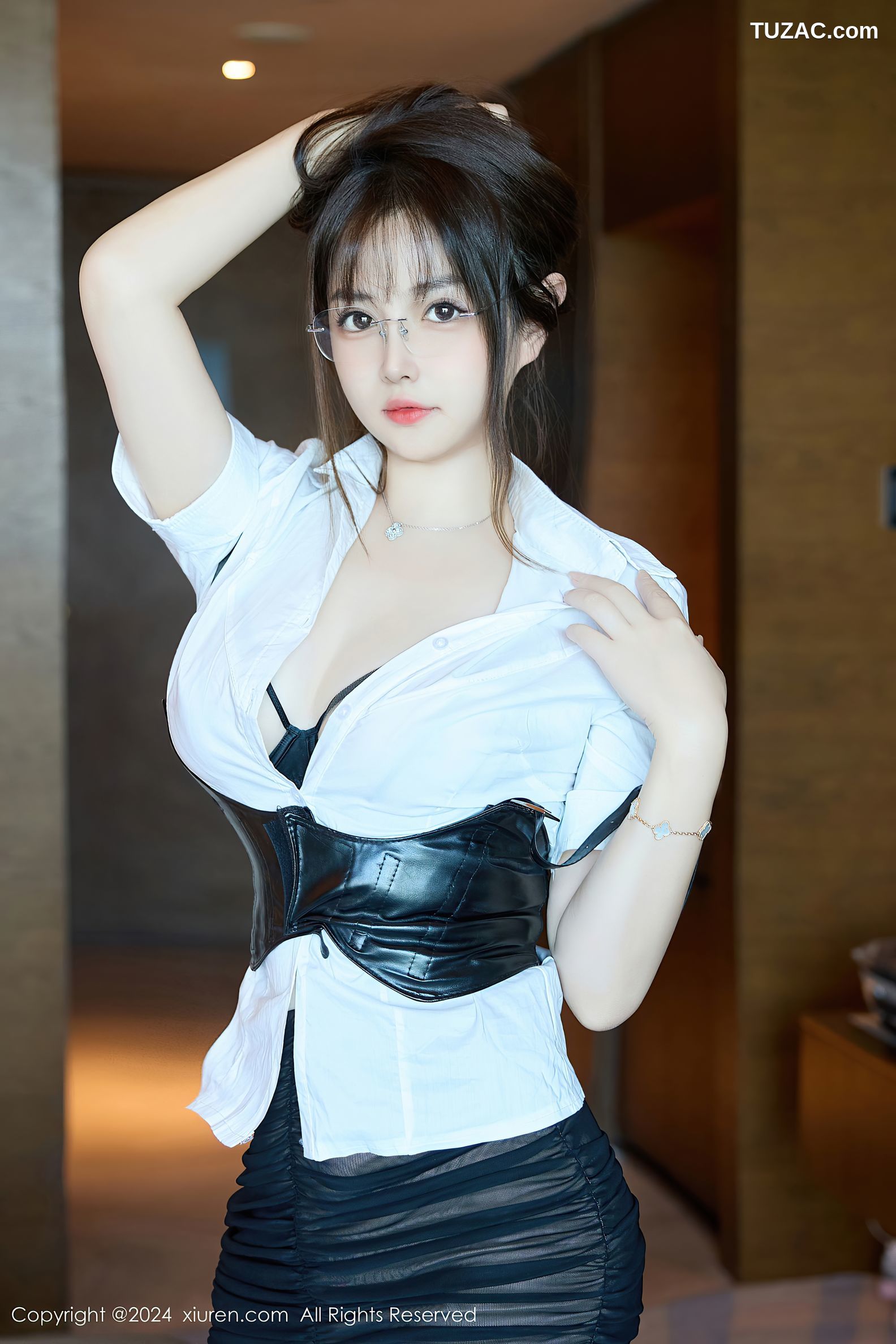 XiuRen秀人网-9104-养乐多Doll-OL白衬衫黑皮短裙黑丝黑色情趣内衣-2024.09.03