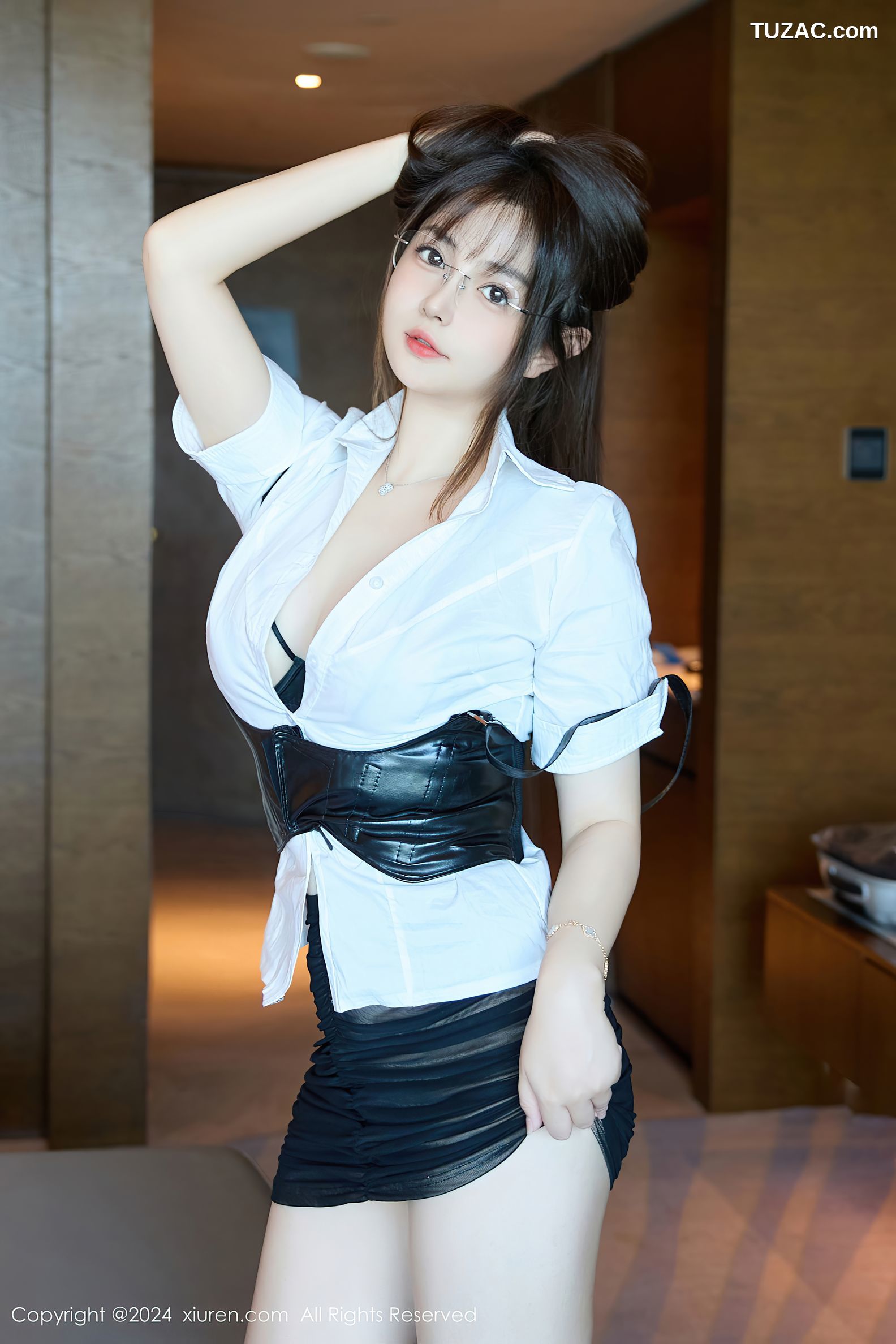 XiuRen秀人网-9104-养乐多Doll-OL白衬衫黑皮短裙黑丝黑色情趣内衣-2024.09.03