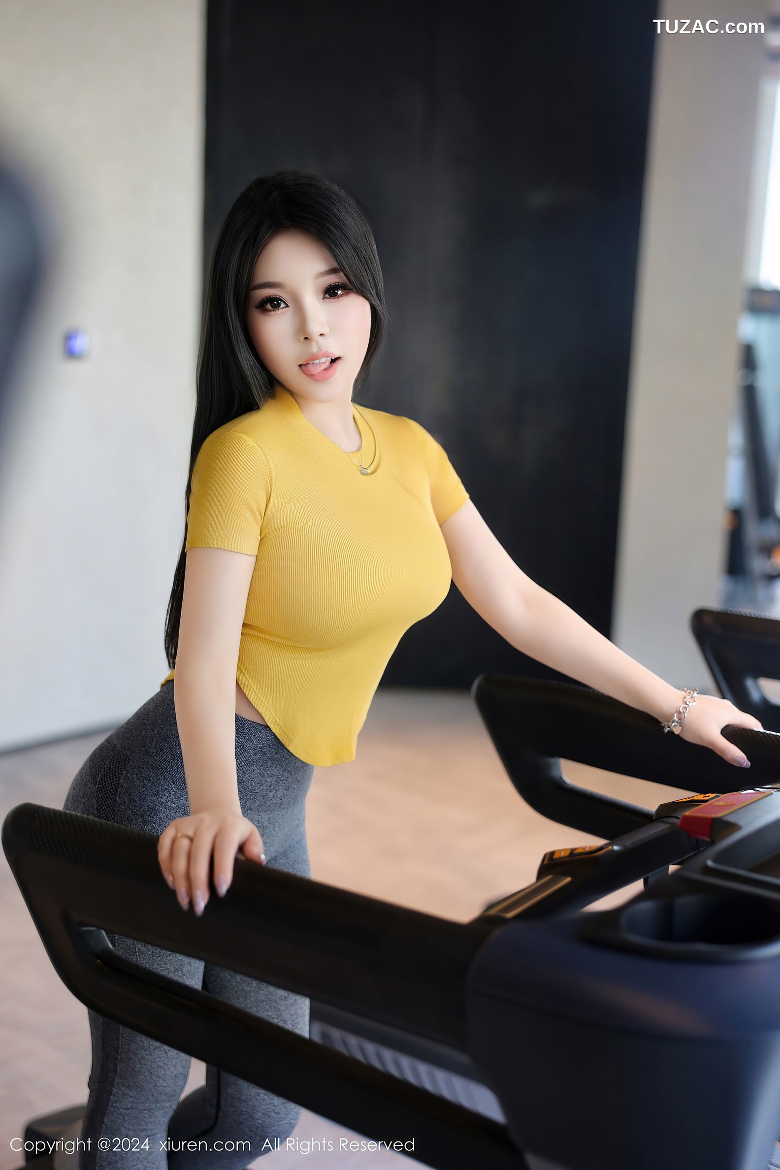 XiuRen秀人网-9117-麦田-健身美女s身材土黄T深灰瑜伽裤-2024.09.05