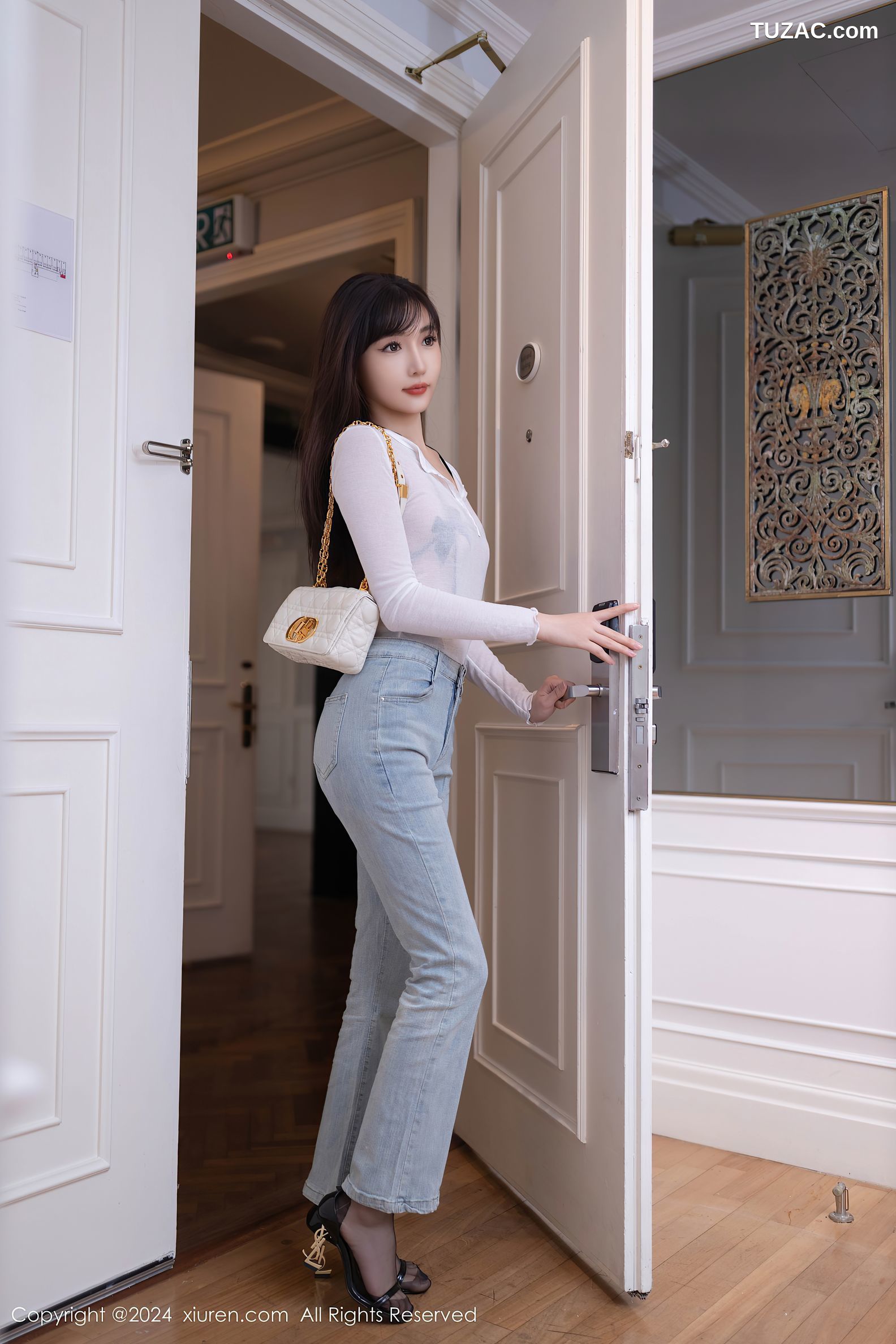 XiuRen秀人网-9118-陆萱萱-白T牛仔裤黑色情趣内衣黑丝爆乳-2024.09.05