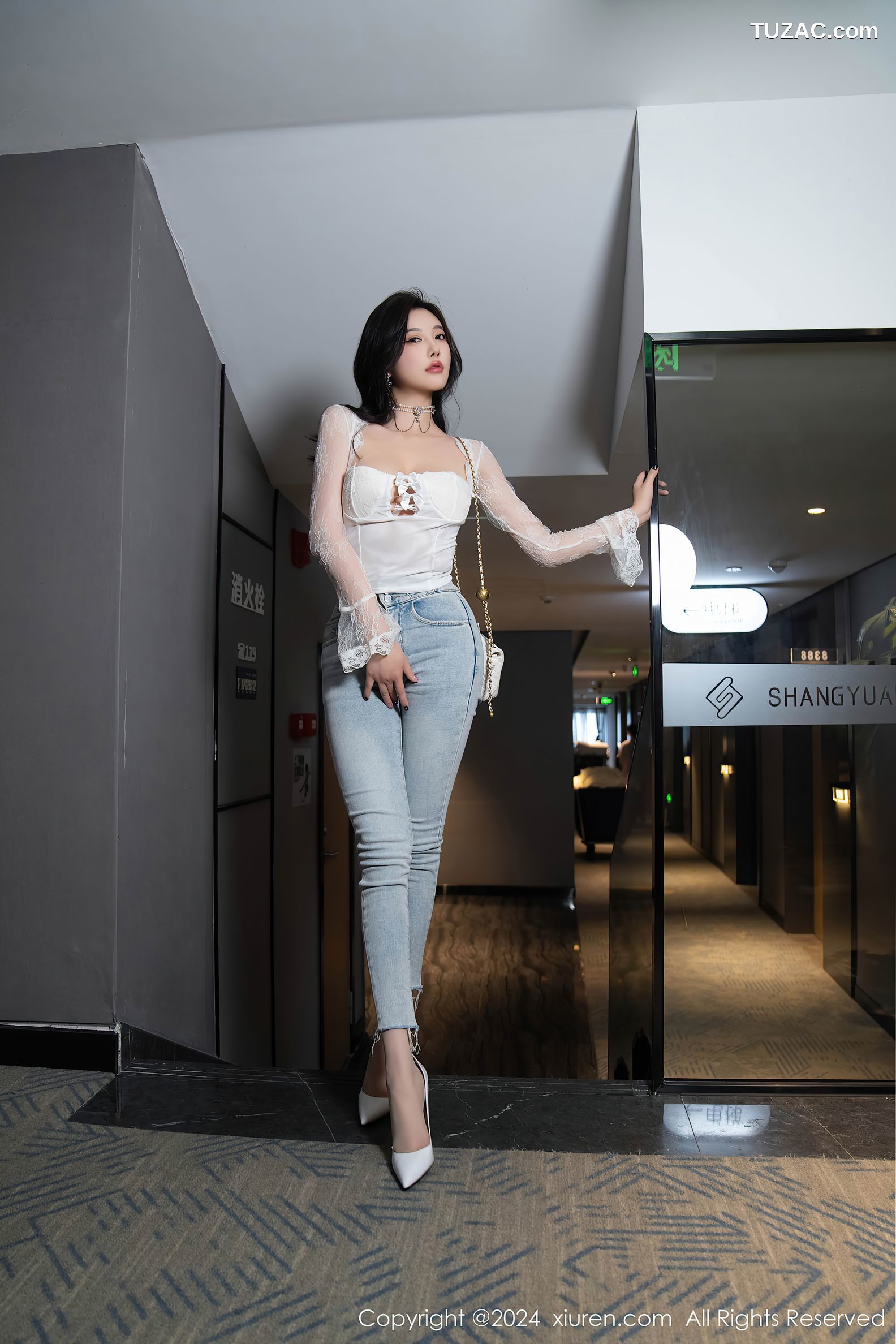 XiuRen秀人网-9140-杨晨晨Yome-白蕾丝T恤牛仔裤白色情趣女仆服-2024.09.10
