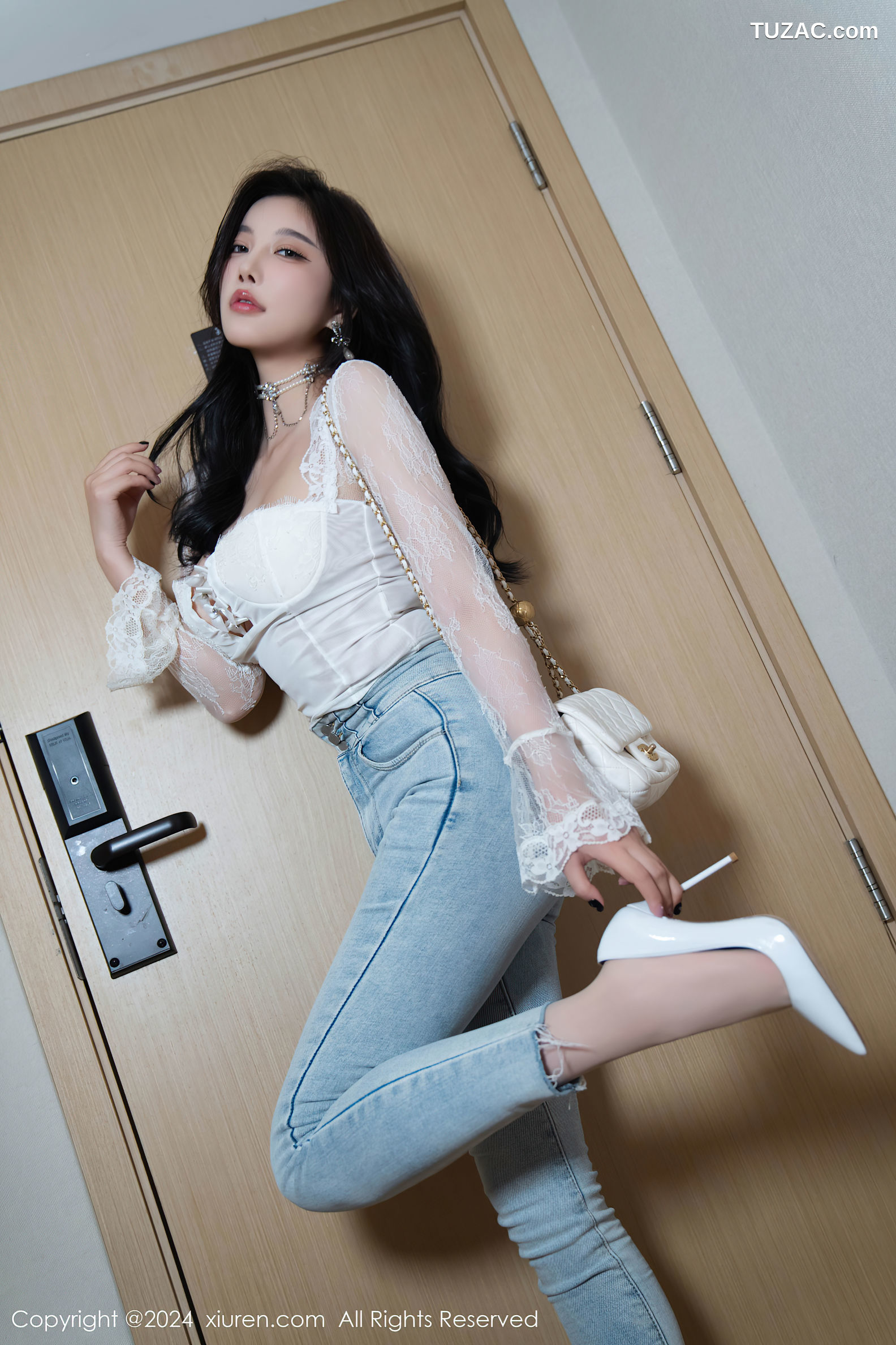 XiuRen秀人网-9140-杨晨晨Yome-白蕾丝T恤牛仔裤白色情趣女仆服-2024.09.10