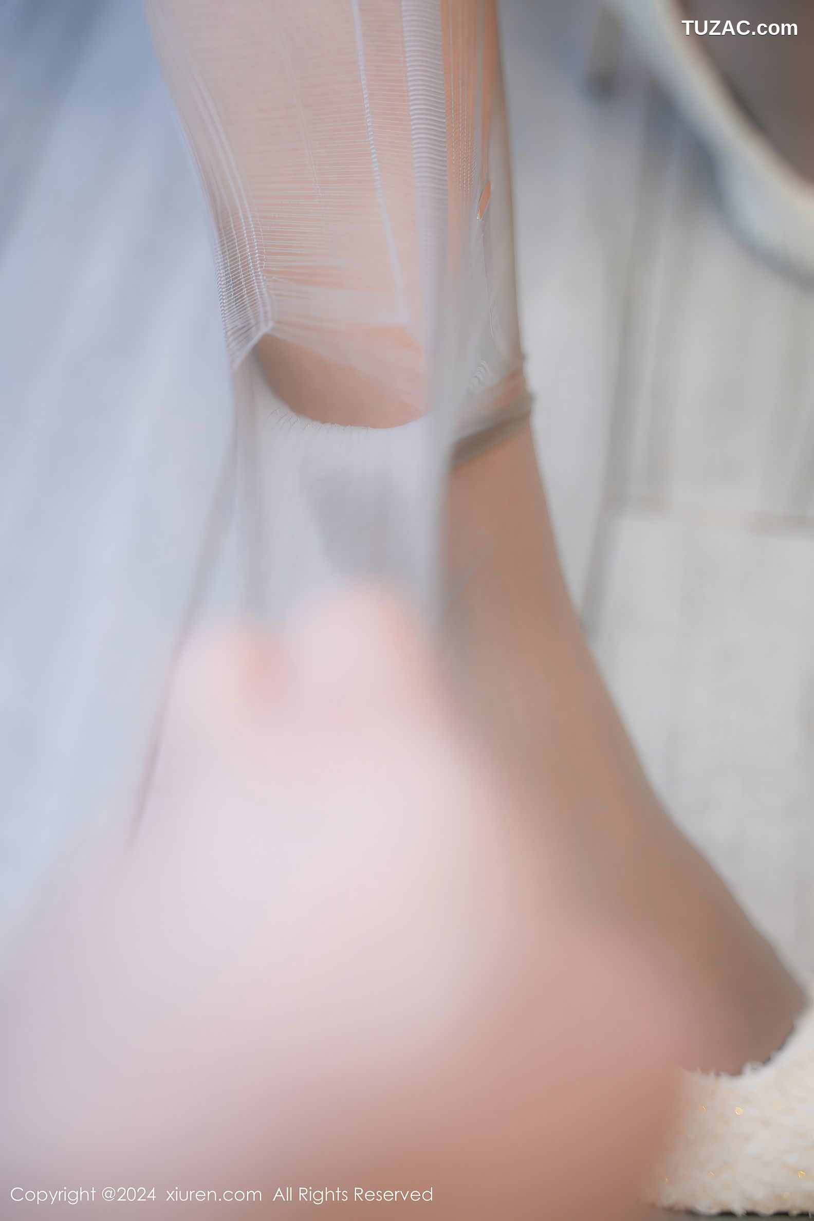 XiuRen秀人网-9175-Lucky-新人首套写真-银色吊带露背连衣短裙灰丝爆乳-2024.09.19