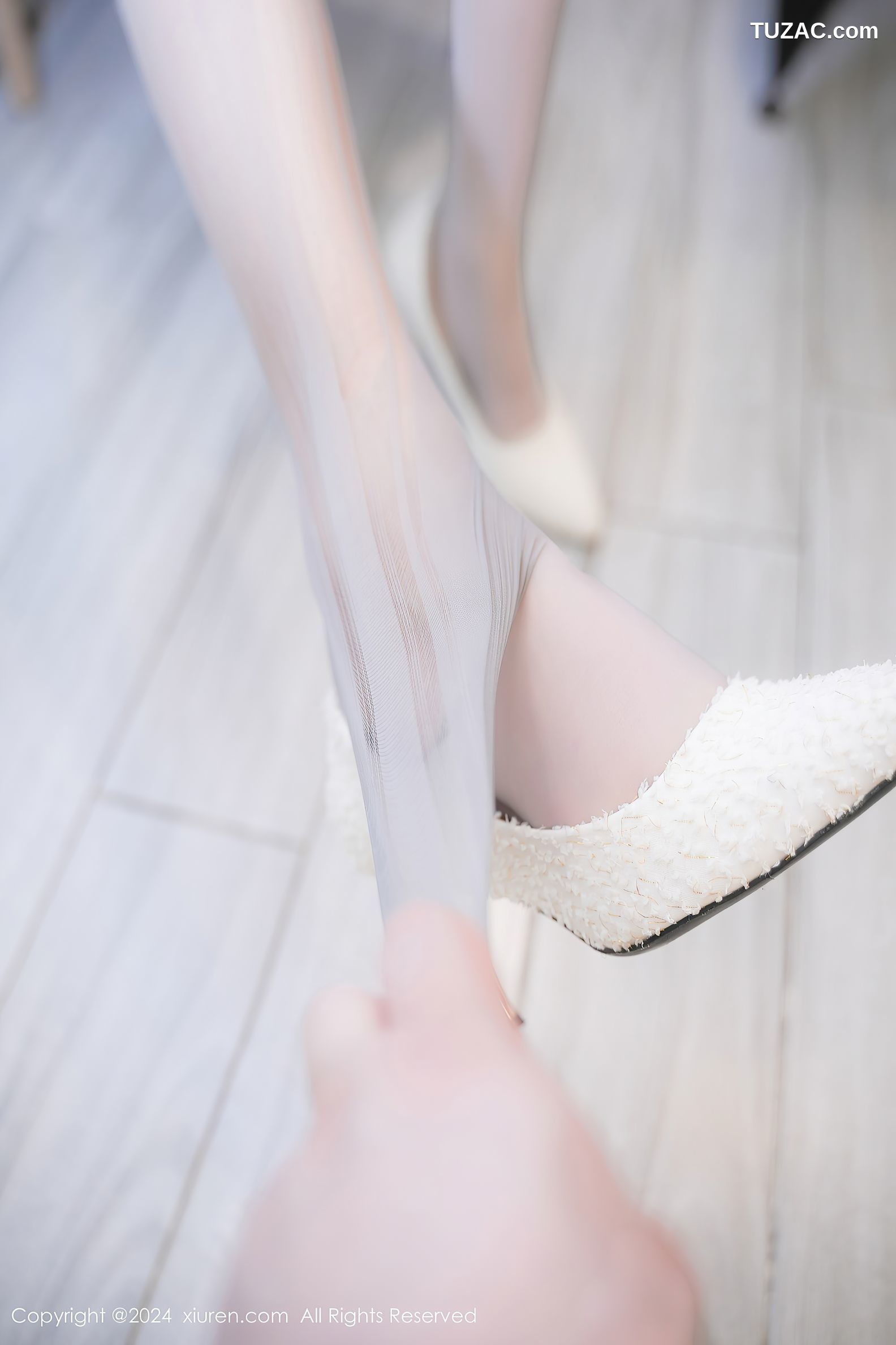 XiuRen秀人网-9175-Lucky-新人首套写真-银色吊带露背连衣短裙灰丝爆乳-2024.09.19