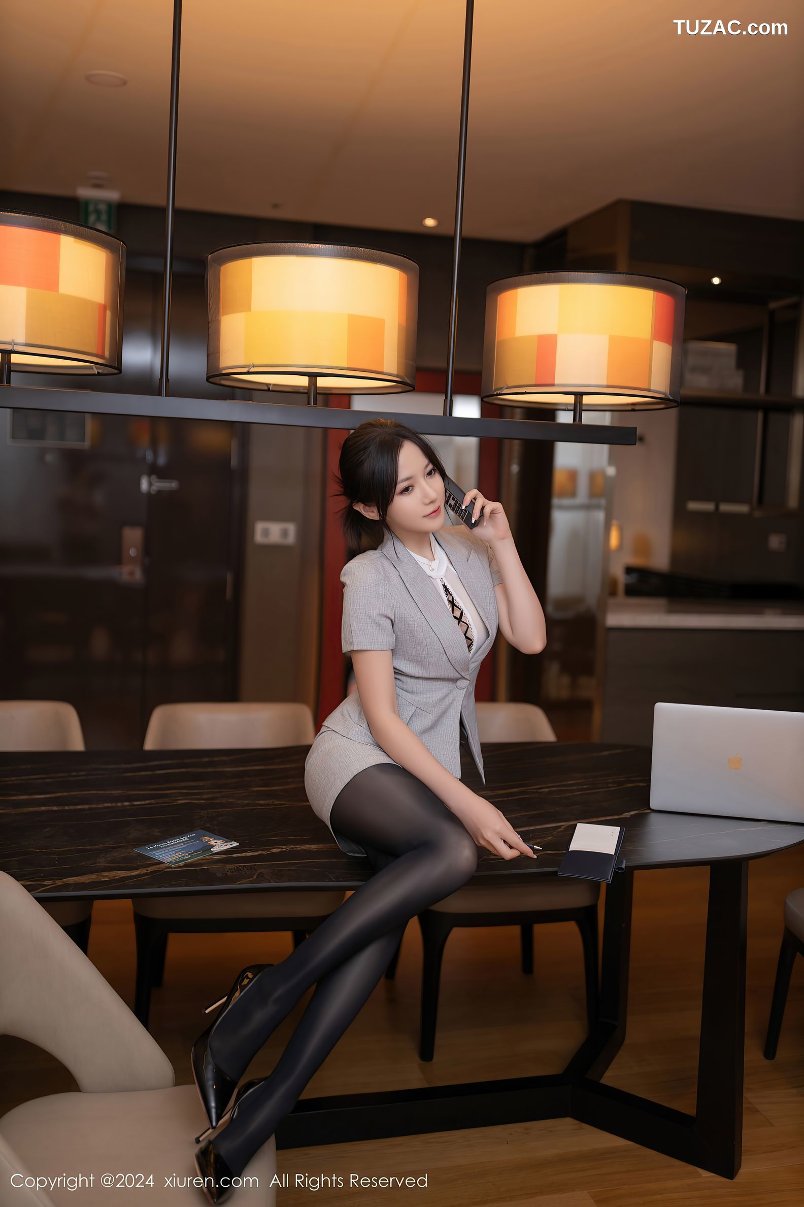 XiuRen秀人网-9189-鱼子酱Fish-韩国旅拍-灰色OL套装黑丝-2024.09.20