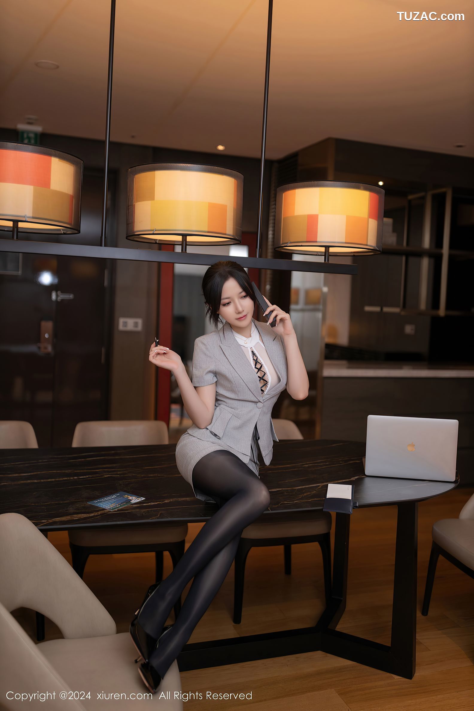 XiuRen秀人网-9189-鱼子酱Fish-韩国旅拍-灰色OL套装黑丝-2024.09.20