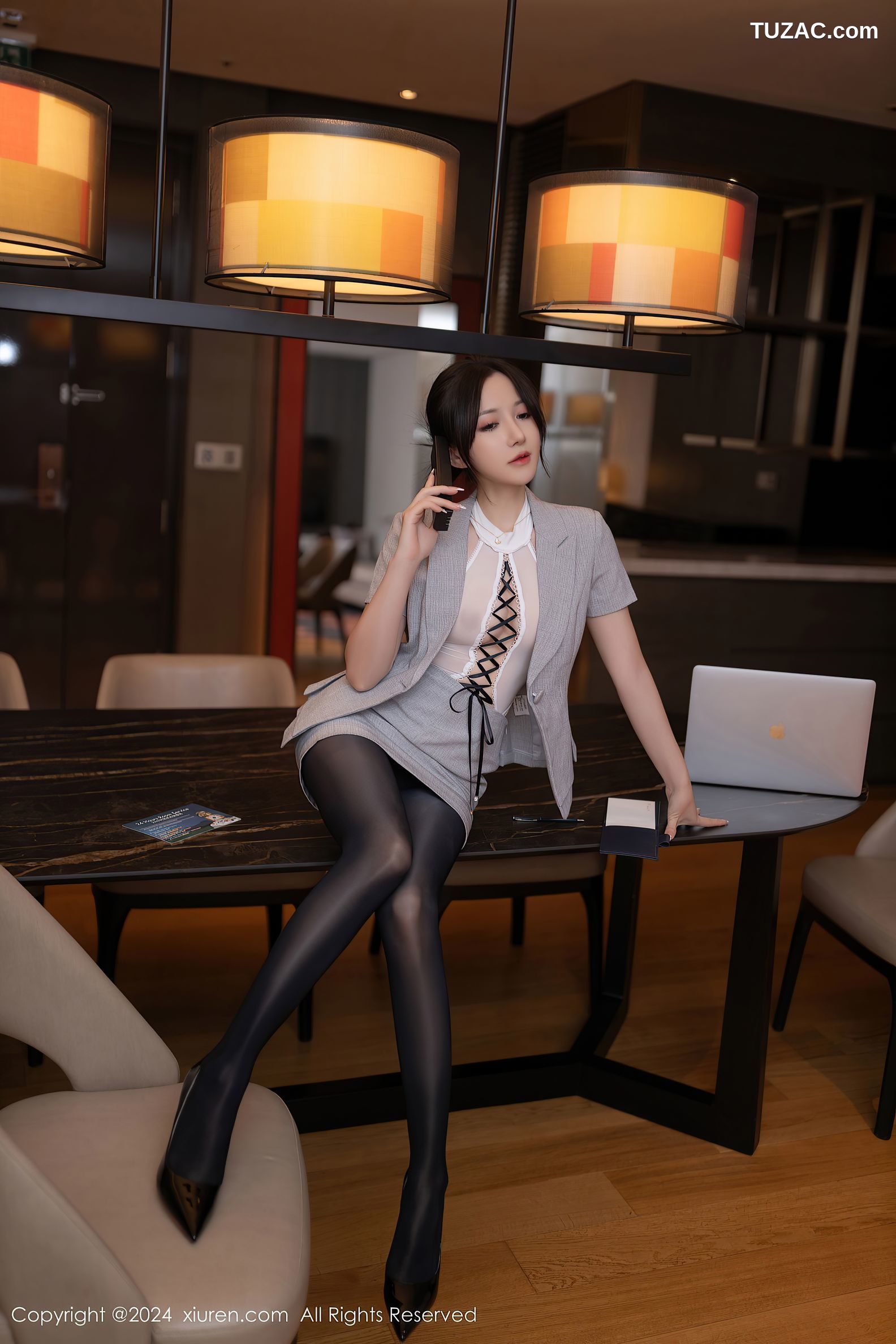 XiuRen秀人网-9189-鱼子酱Fish-韩国旅拍-灰色OL套装黑丝-2024.09.20