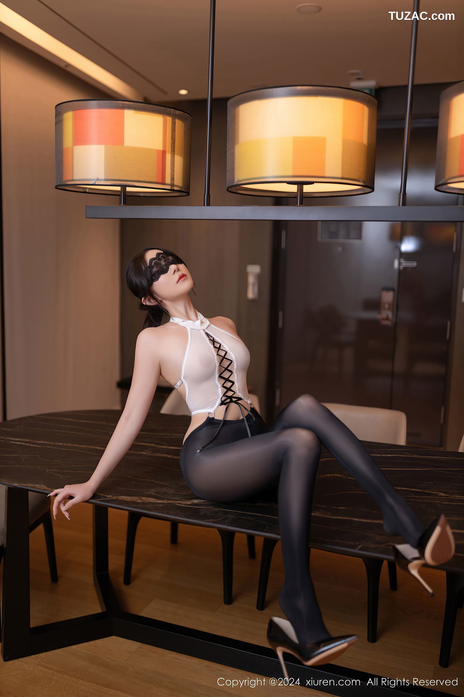 XiuRen秀人网-9189-鱼子酱Fish-韩国旅拍-灰色OL套装黑丝-2024.09.20