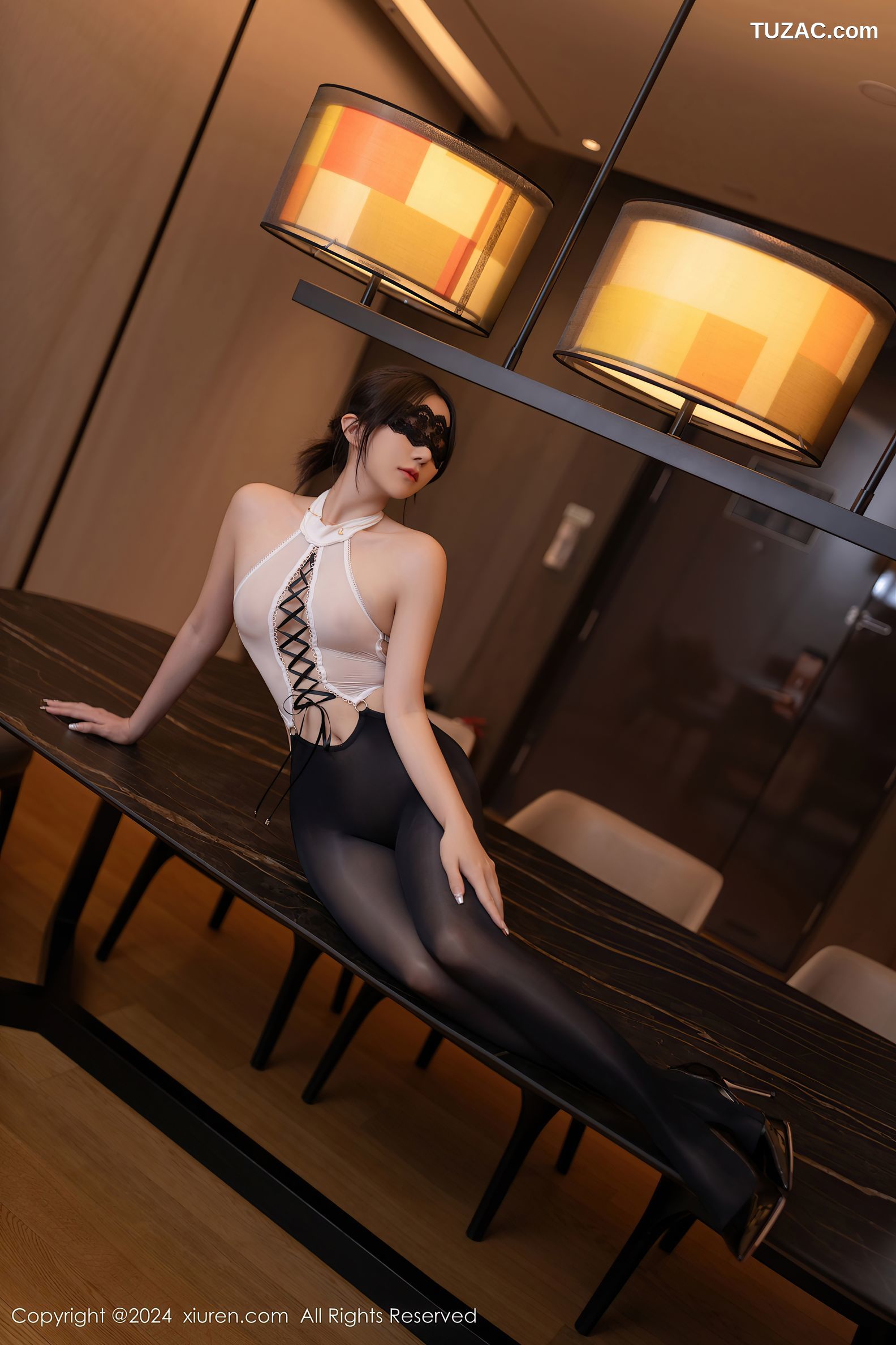 XiuRen秀人网-9189-鱼子酱Fish-韩国旅拍-灰色OL套装黑丝-2024.09.20