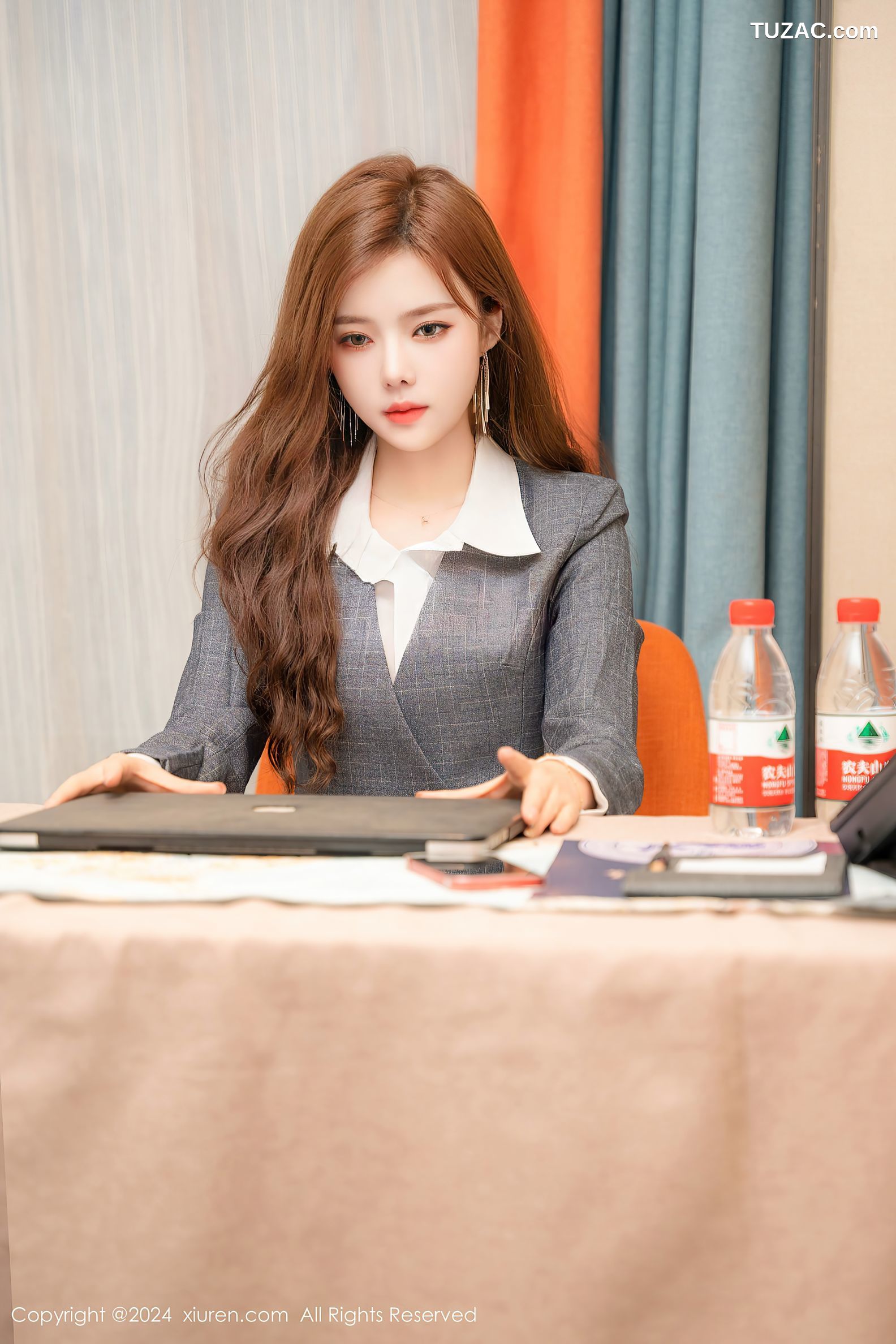 XiuRen秀人网-9201-拍黄瓜girl-灰色OL服饰白衬衫-2024.09.24