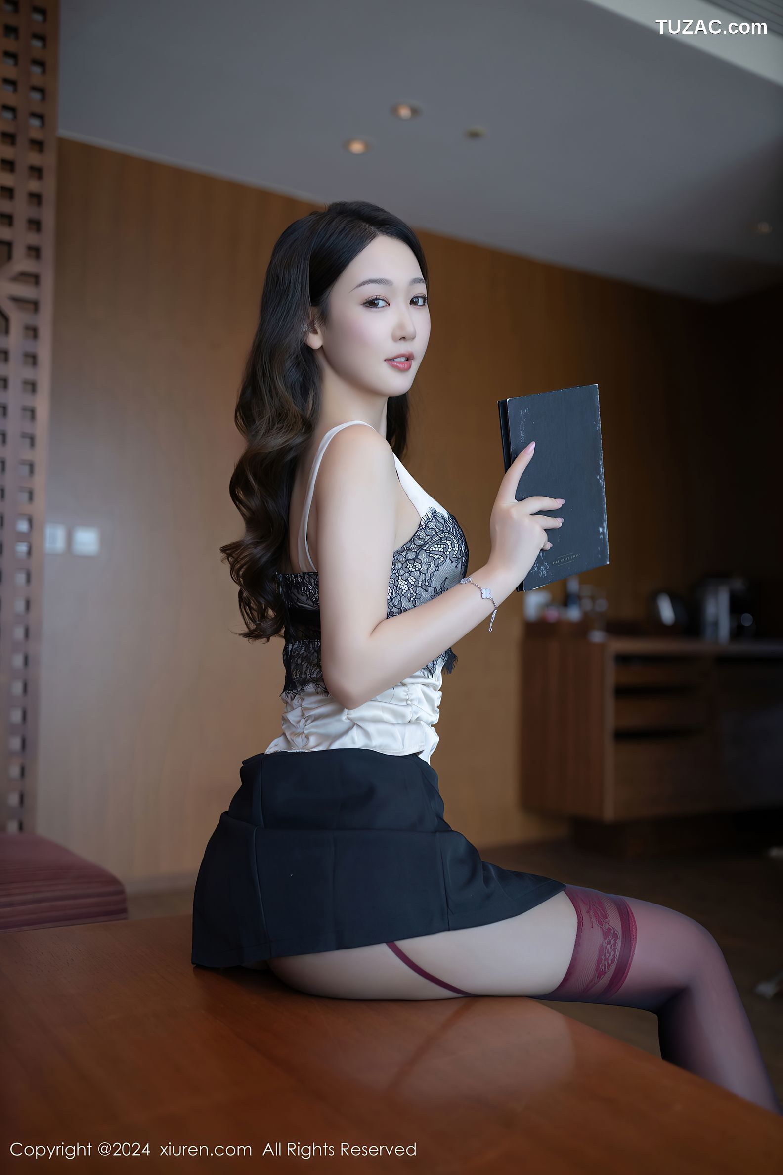 XiuRen秀人网-9231-唐安琪-黑色短裙红色丝袜爆乳-2024.09.29