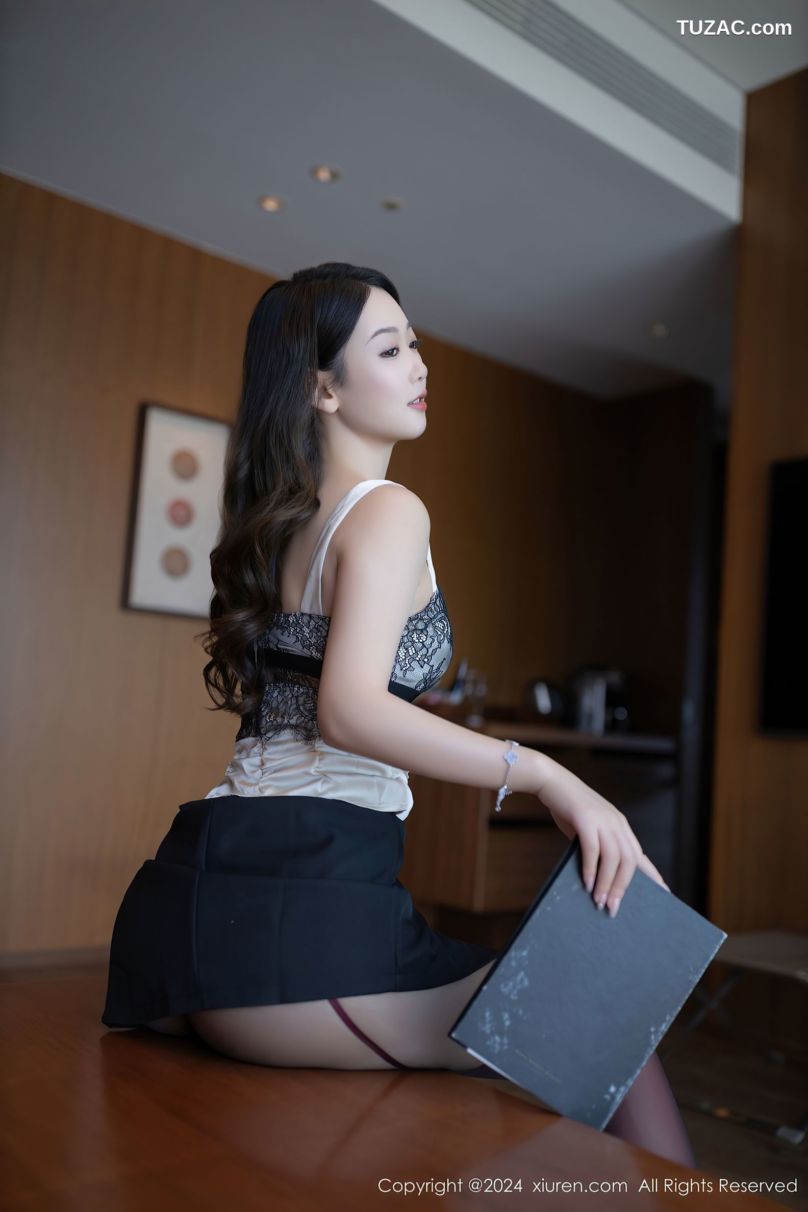 XiuRen秀人网-9231-唐安琪-黑色短裙红色丝袜爆乳-2024.09.29