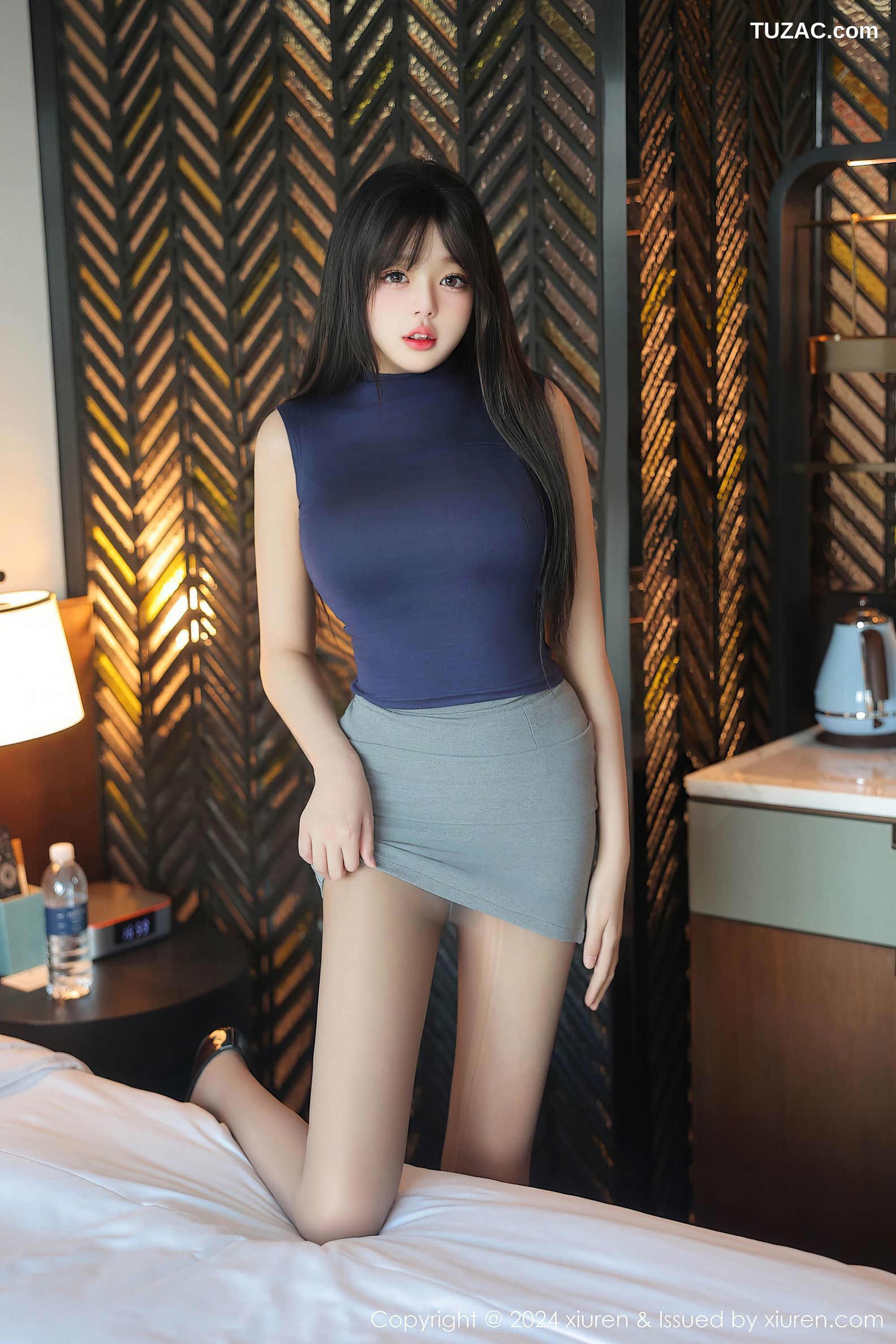 XiuRen秀人网-9233-柚柚小奶瓶-巨乳萝莉深蓝无袖T灰色短裙灰丝-2024.09.30