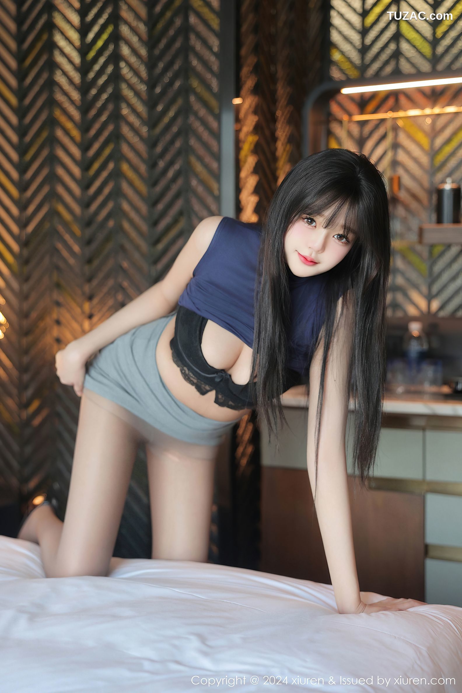 XiuRen秀人网-9233-柚柚小奶瓶-巨乳萝莉深蓝无袖T灰色短裙灰丝-2024.09.30