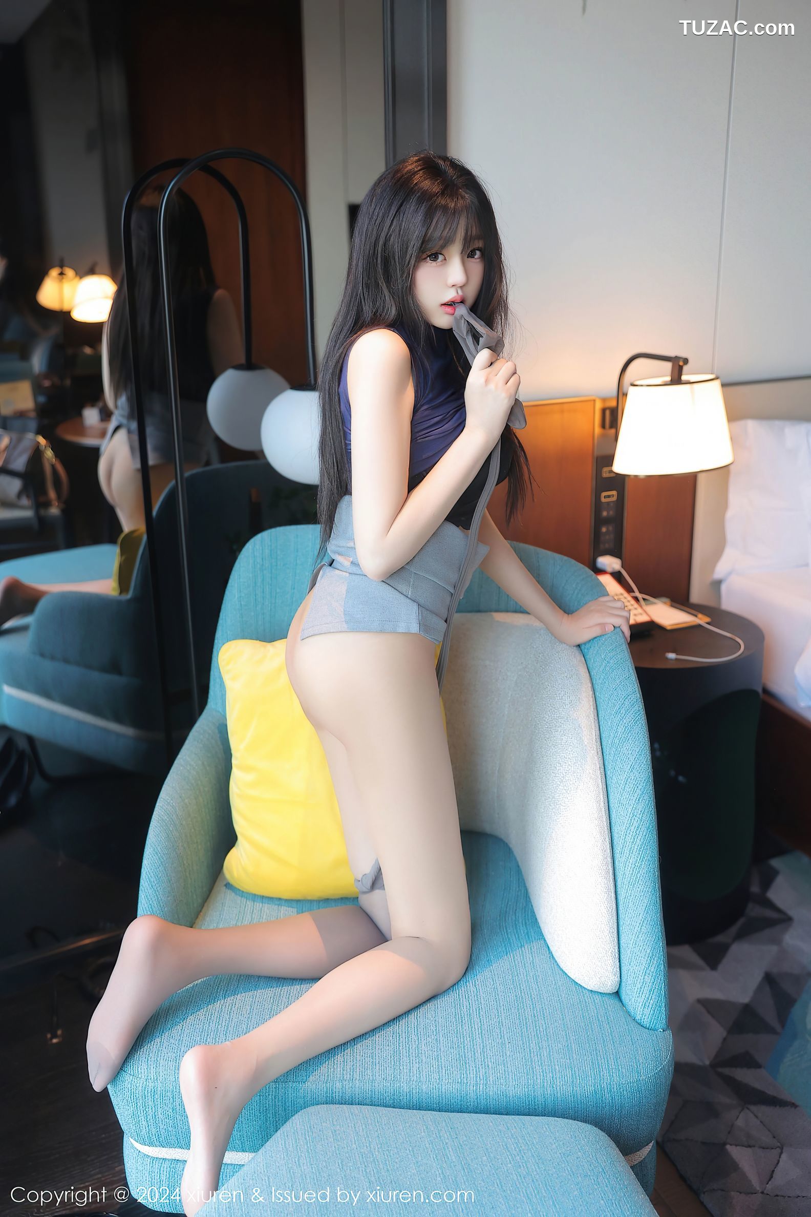 XiuRen秀人网-9233-柚柚小奶瓶-巨乳萝莉深蓝无袖T灰色短裙灰丝-2024.09.30