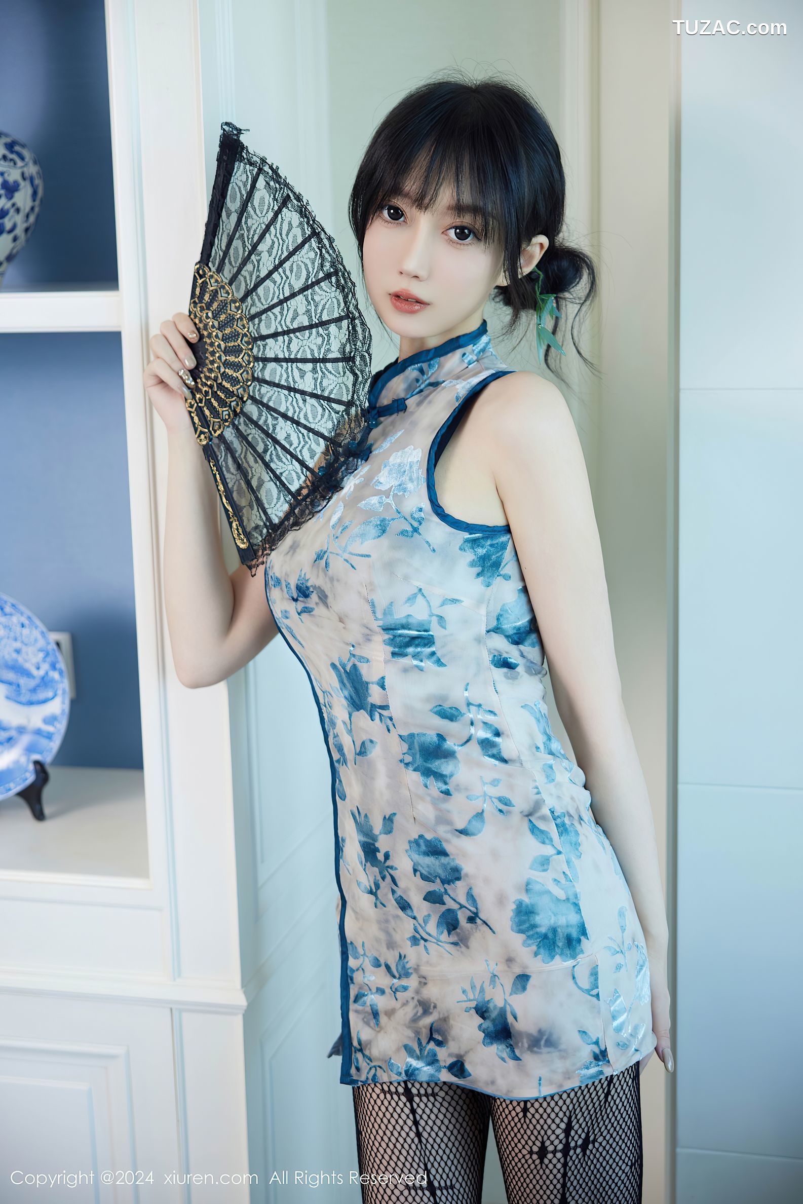 XiuRen秀人网-9236-玥儿玥er-浅蓝印花短旗袍黑丝-2024.09.30
