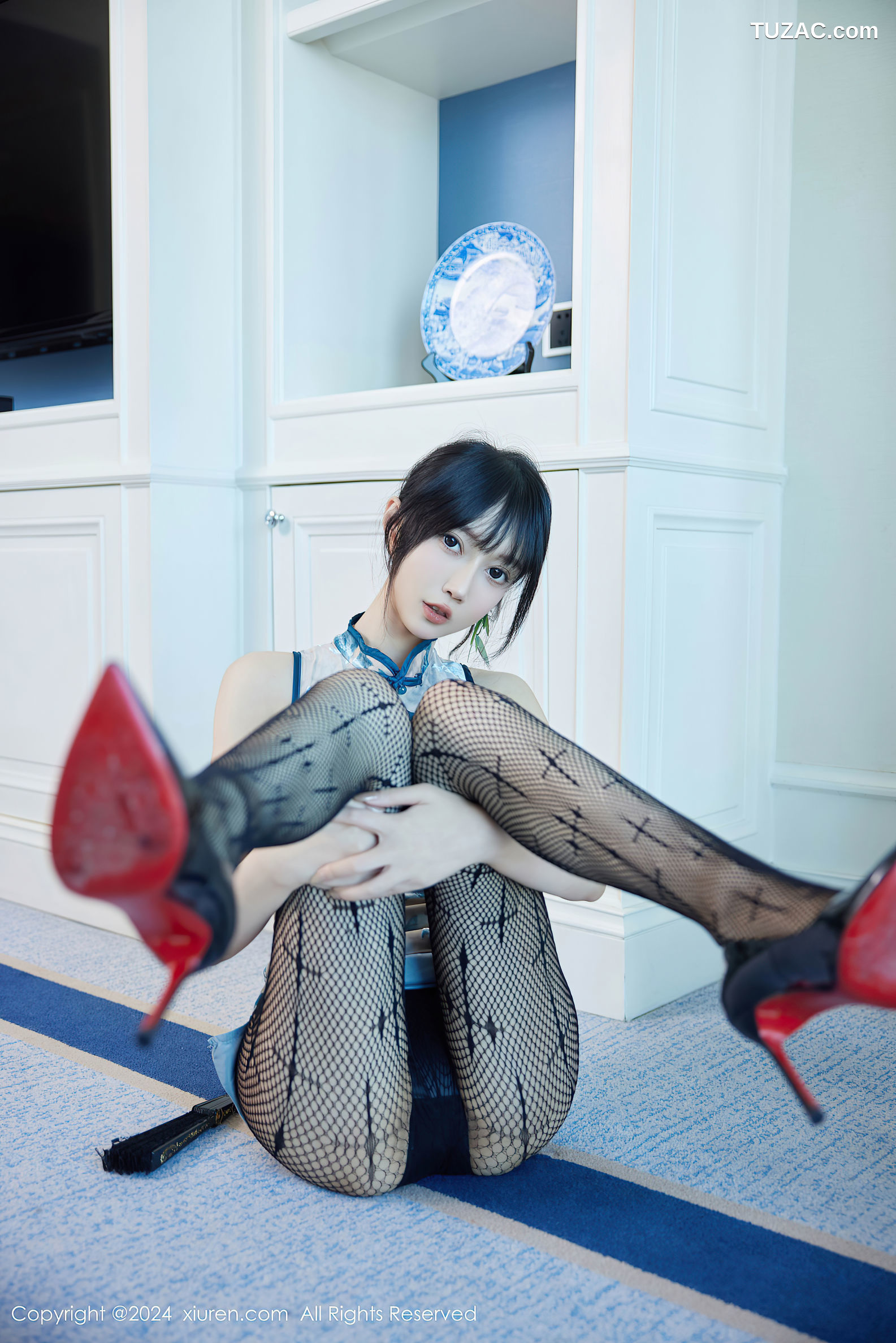 XiuRen秀人网-9236-玥儿玥er-浅蓝印花短旗袍黑丝-2024.09.30