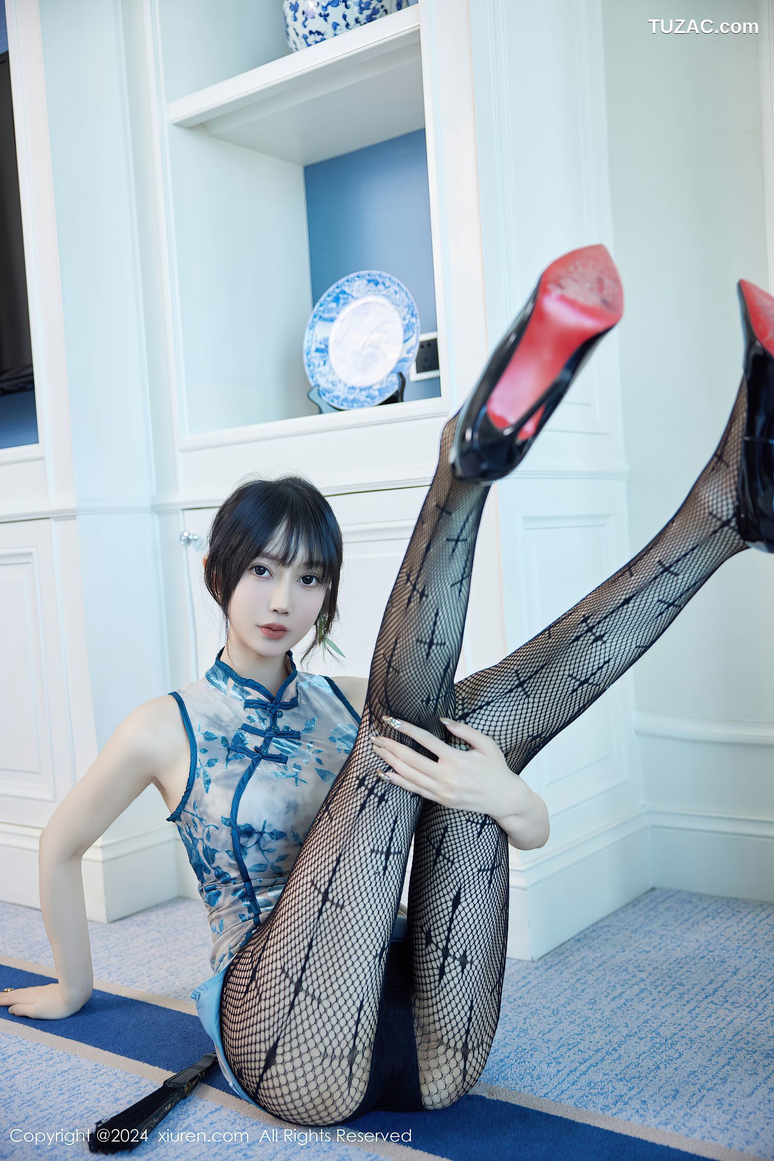 XiuRen秀人网-9236-玥儿玥er-浅蓝印花短旗袍黑丝-2024.09.30