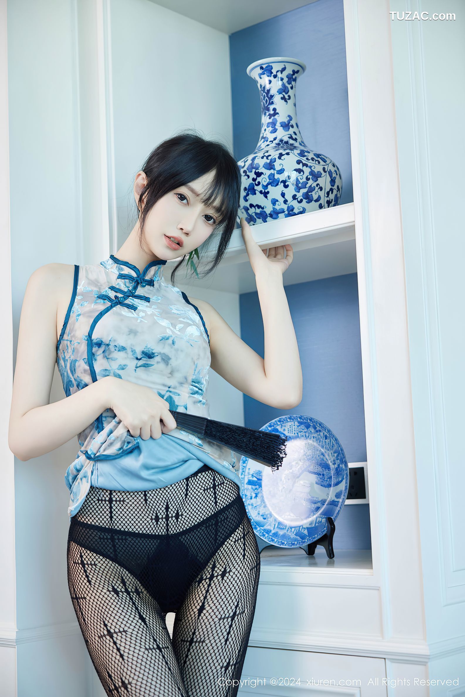 XiuRen秀人网-9236-玥儿玥er-浅蓝印花短旗袍黑丝-2024.09.30