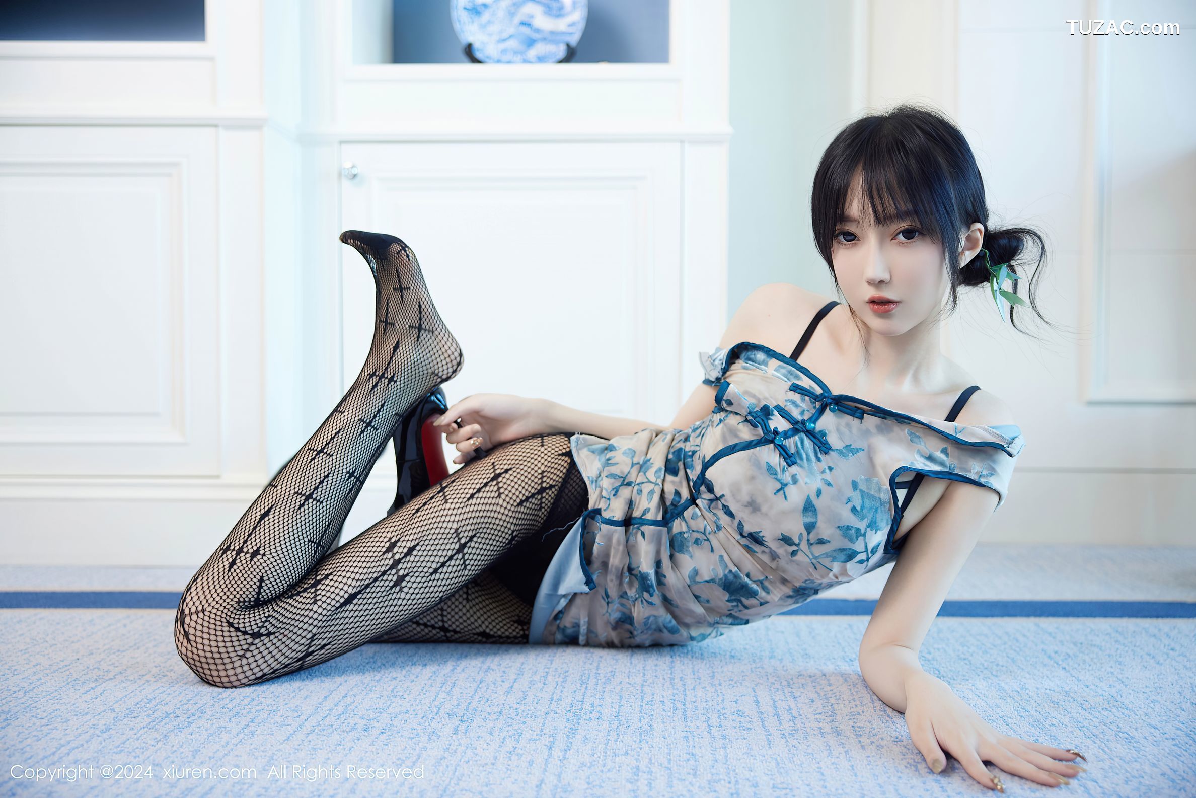 XiuRen秀人网-9236-玥儿玥er-浅蓝印花短旗袍黑丝-2024.09.30