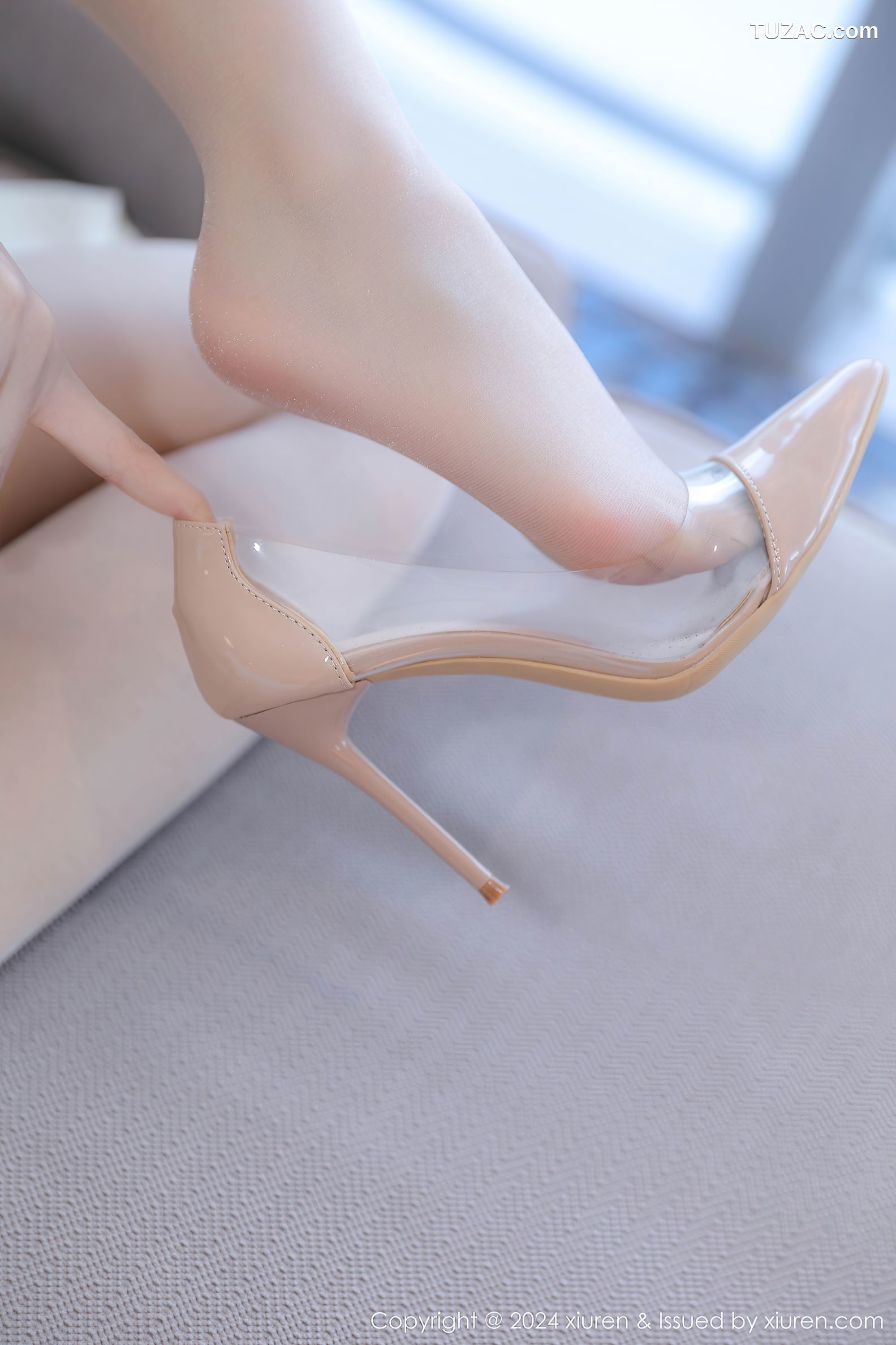 XiuRen秀人网-9247-小蛮妖Yummy-白短裙灰T肉丝爆乳-2024.10.08