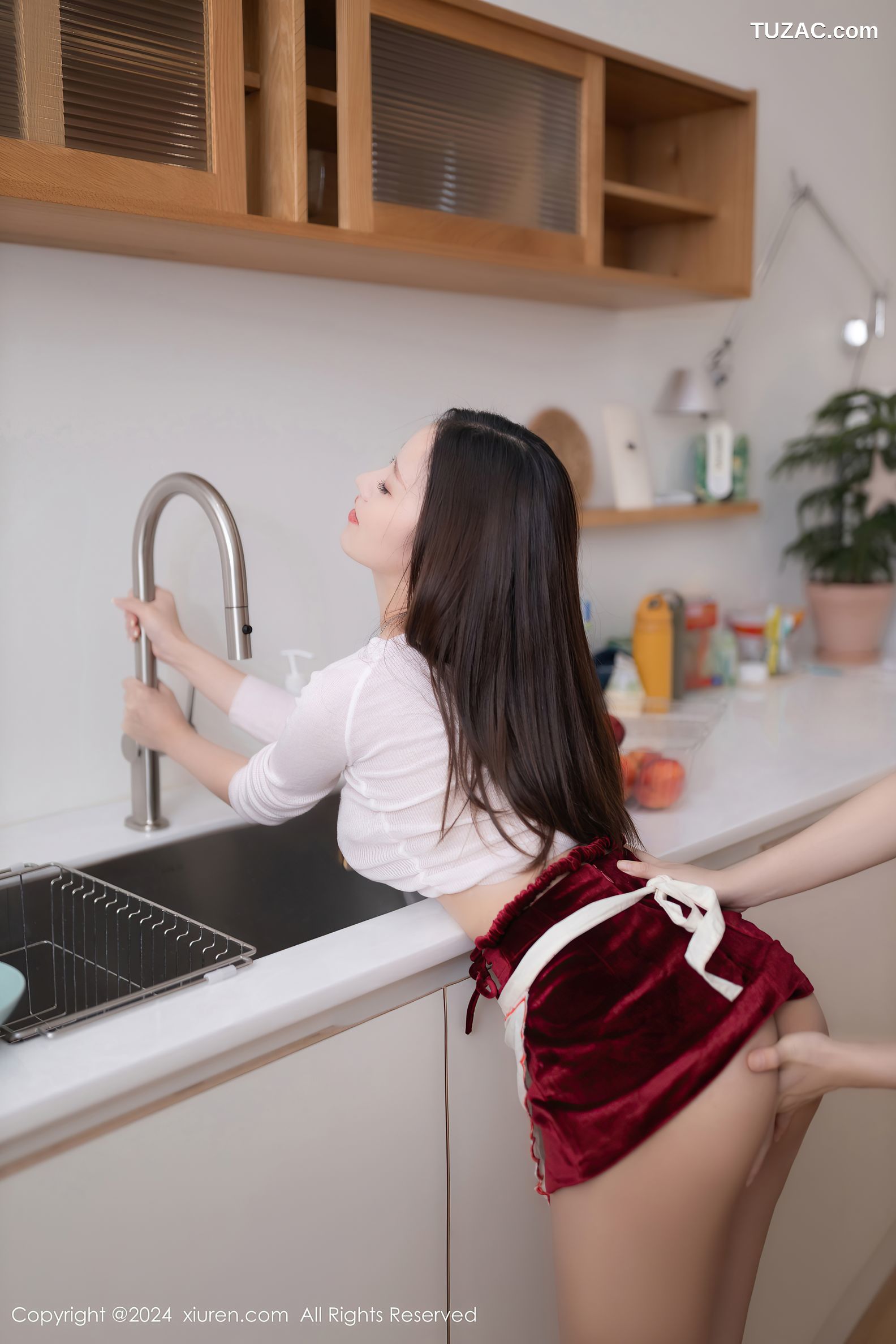 XiuRen秀人网-9255-杏子Yada-厨房人妻黑色蕾丝内衣-2024.10.09