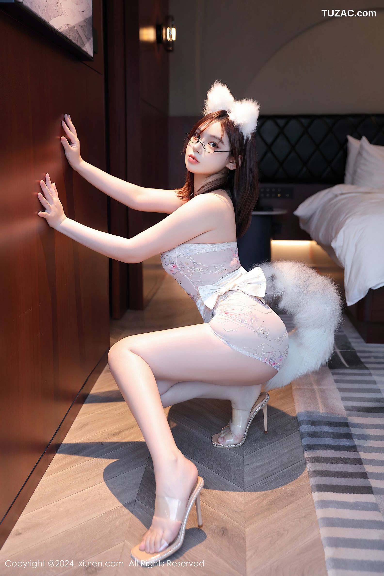 XiuRen秀人网-9267-麻布学妹-白狐白色轻透抹胸短裙爆乳-2024.10.11