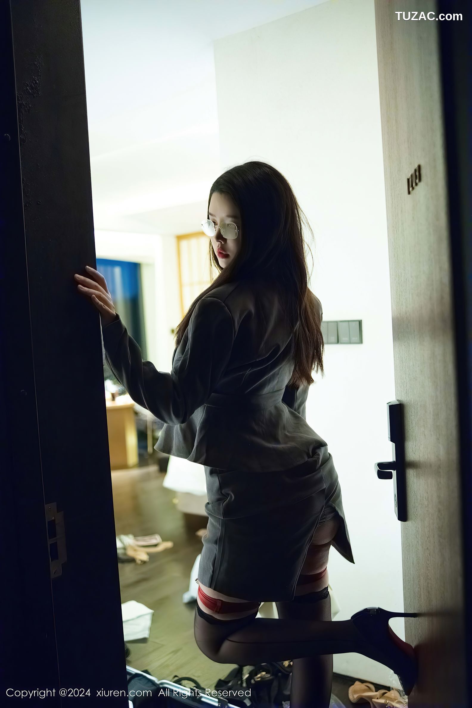 XiuRen秀人网-9287-樱桃小犊子-OL深灰裙装酒红内衣爆乳-2024.10.15