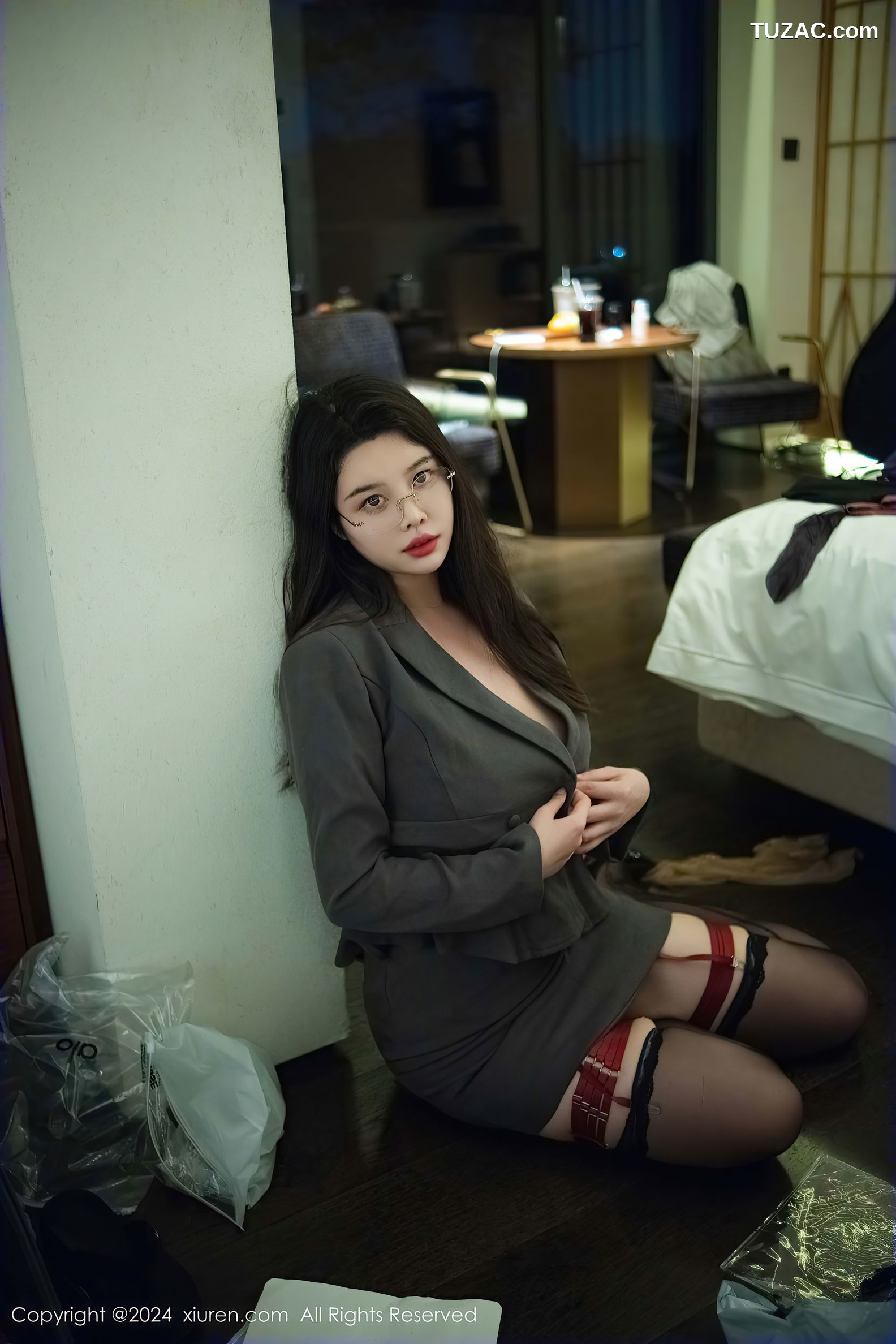 XiuRen秀人网-9287-樱桃小犊子-OL深灰裙装酒红内衣爆乳-2024.10.15