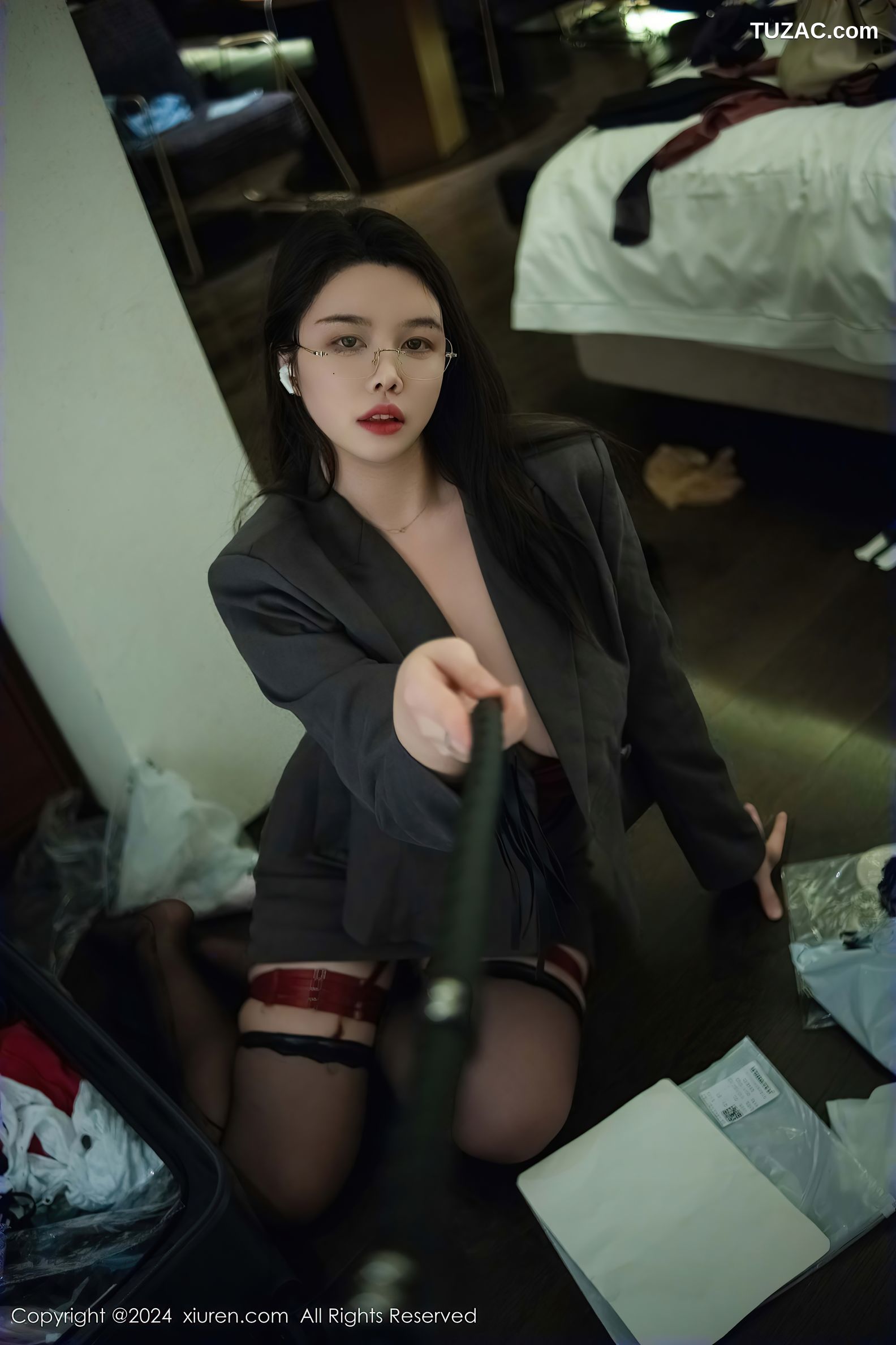 XiuRen秀人网-9287-樱桃小犊子-OL深灰裙装酒红内衣爆乳-2024.10.15