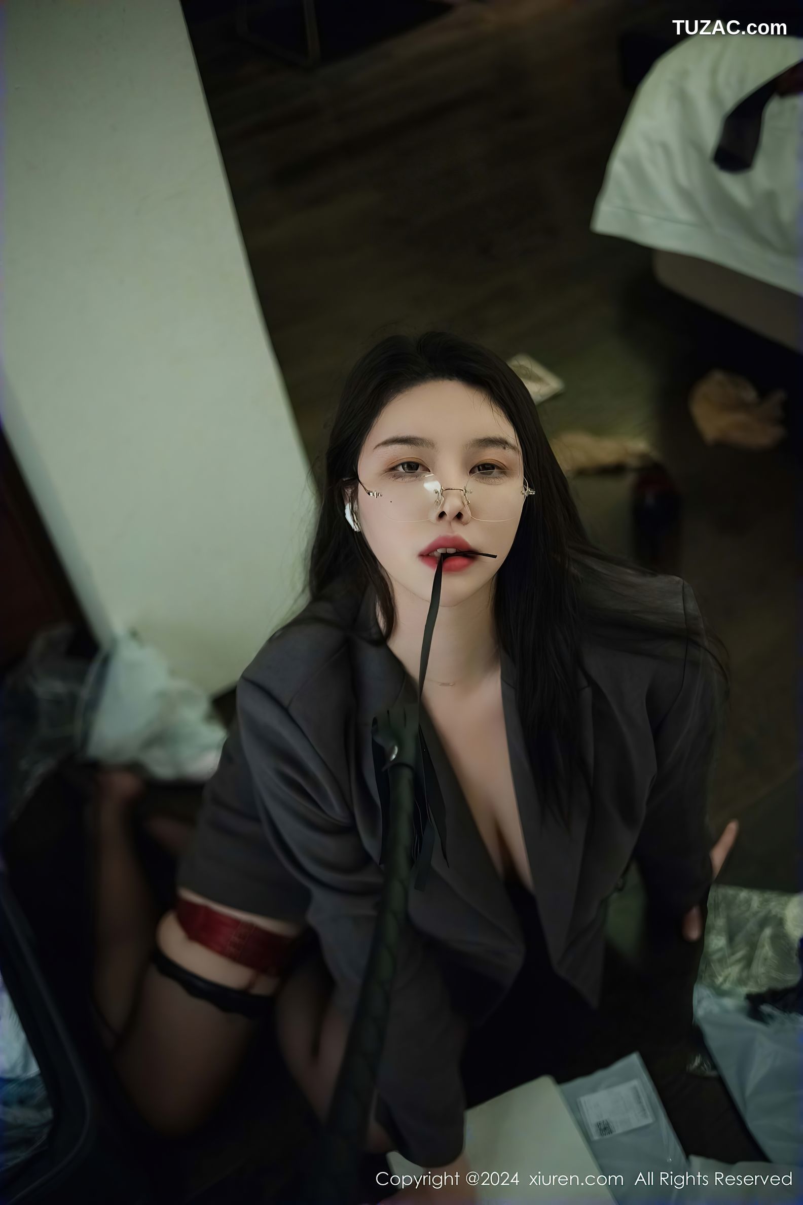 XiuRen秀人网-9287-樱桃小犊子-OL深灰裙装酒红内衣爆乳-2024.10.15