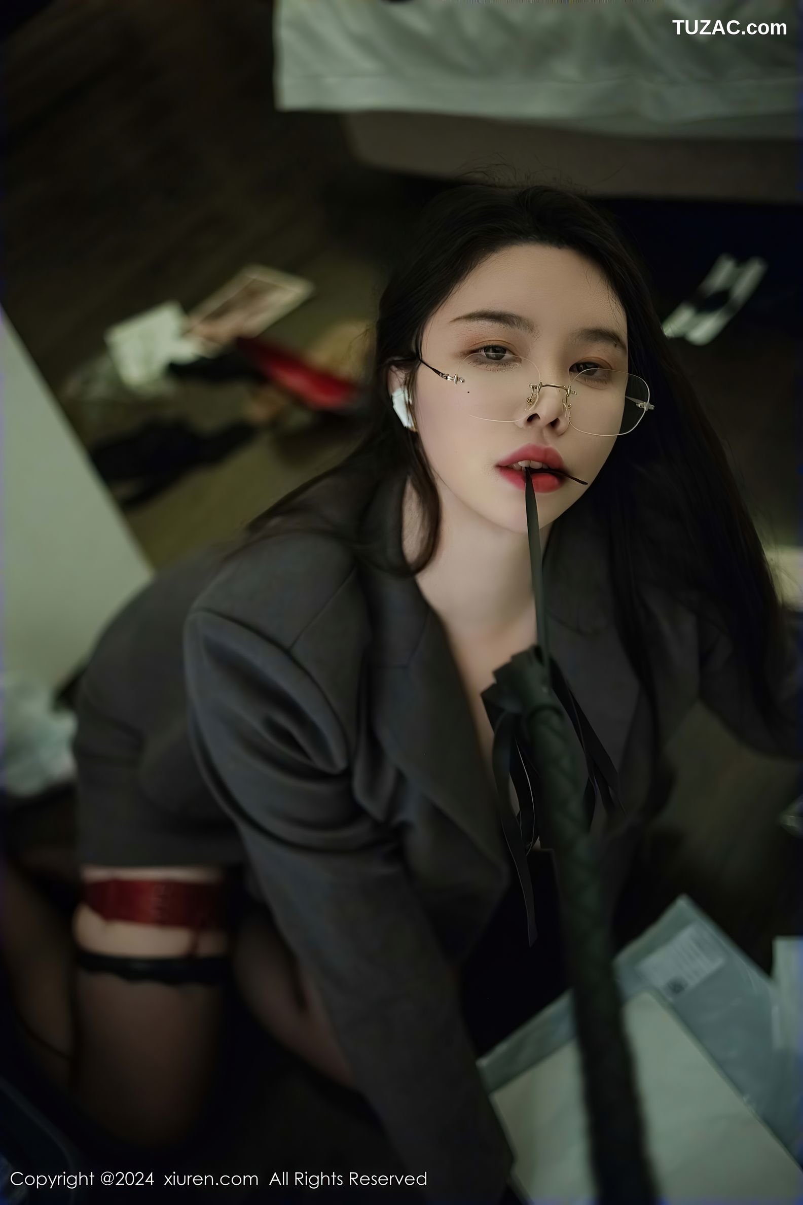 XiuRen秀人网-9287-樱桃小犊子-OL深灰裙装酒红内衣爆乳-2024.10.15