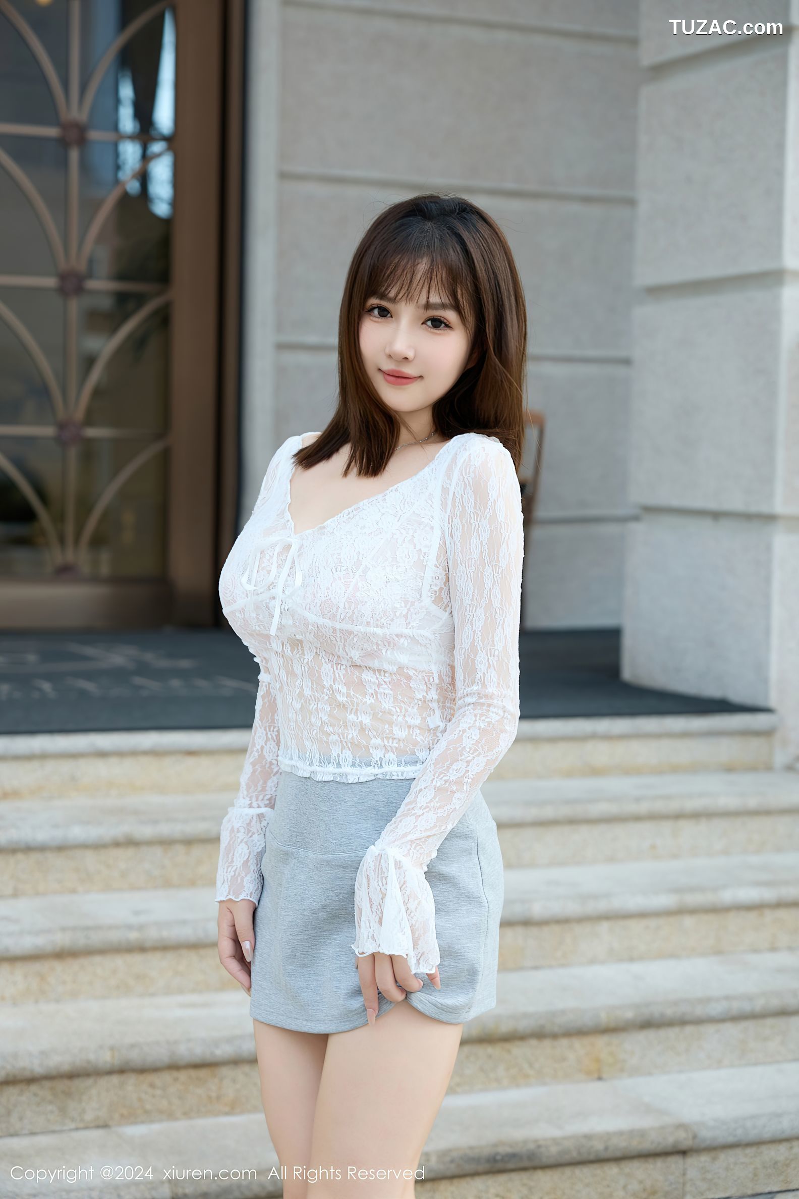 XiuRen秀人网-9294-养乐多Doll-白衫淡灰短裙街拍-白蕾丝内衣-2024.10.16