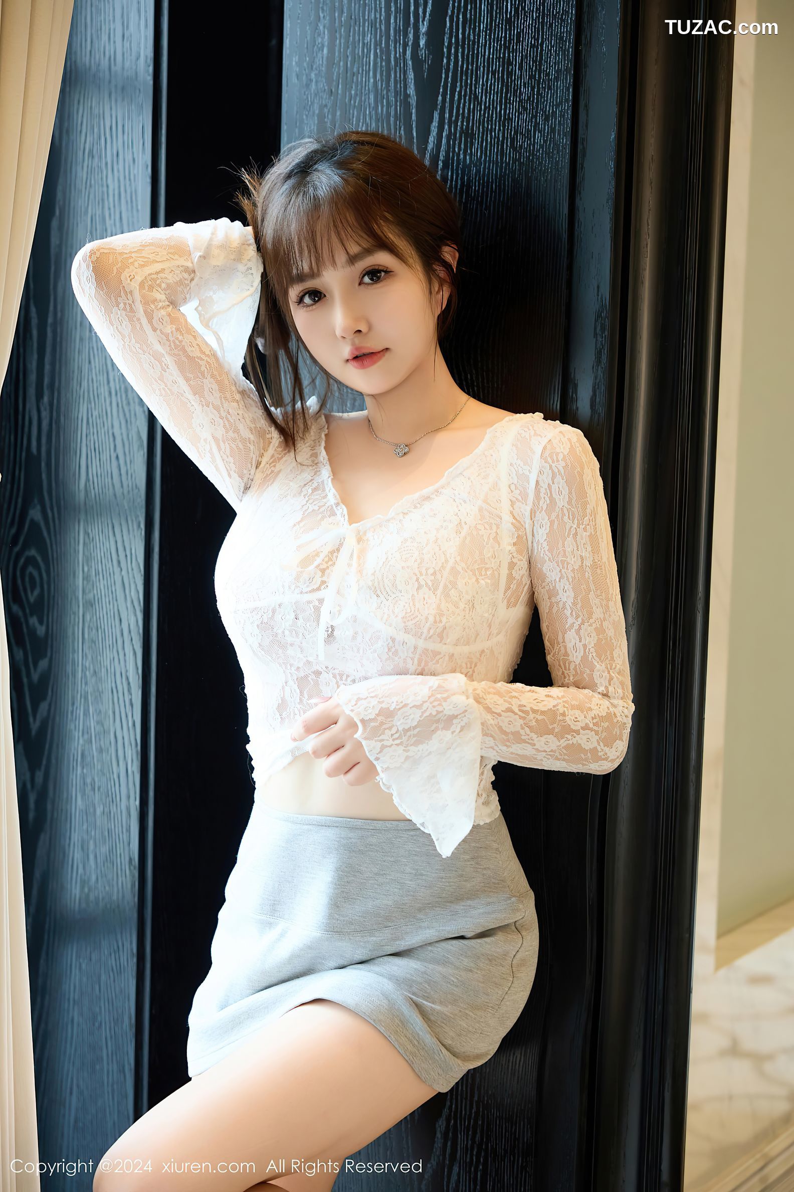 XiuRen秀人网-9294-养乐多Doll-白衫淡灰短裙街拍-白蕾丝内衣-2024.10.16