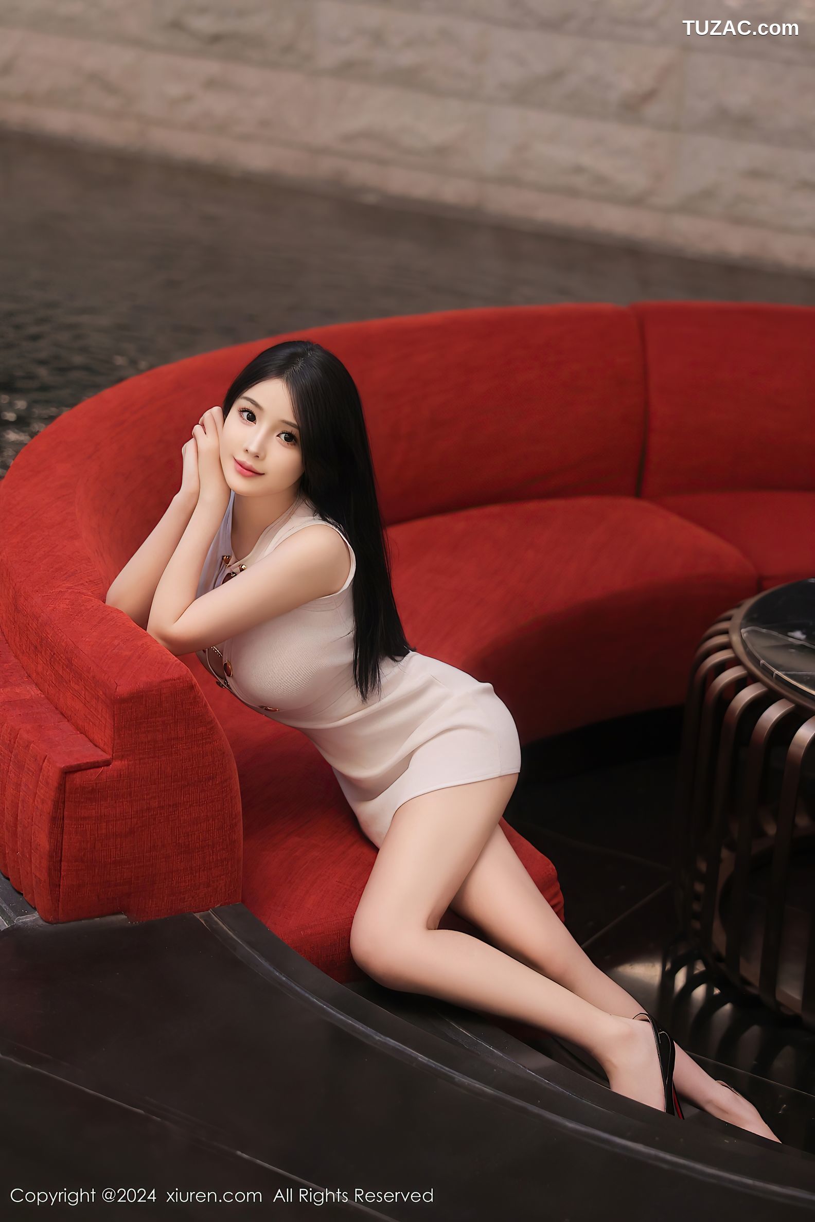 XiuRen秀人网-9300-软软酱-白色吊带短裙黑丝爆乳-2024.10.17