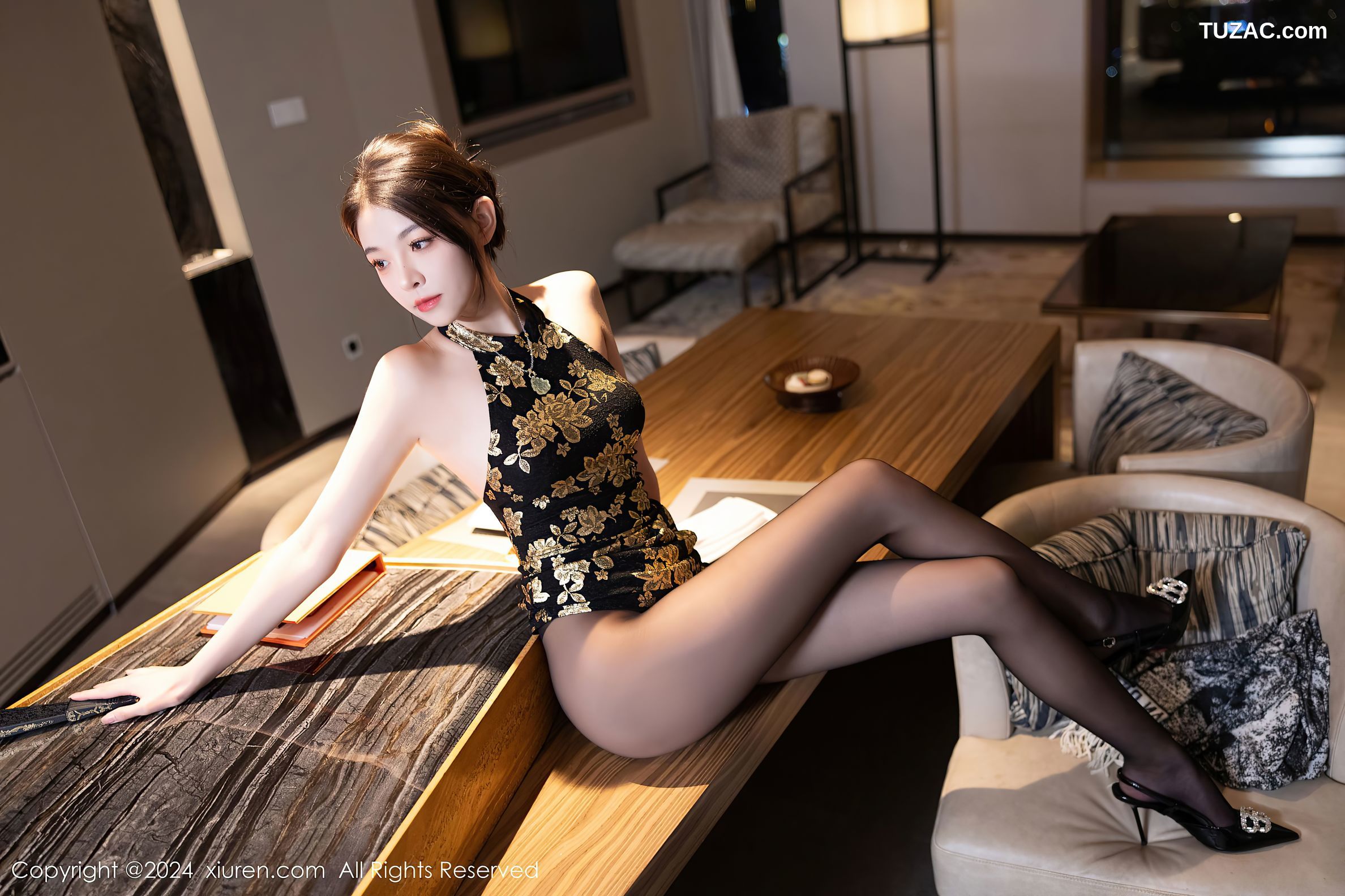 XiuRen秀人网-9304-初梦瑶-古风露背短旗袍丁字裤黑丝-2024.10.17