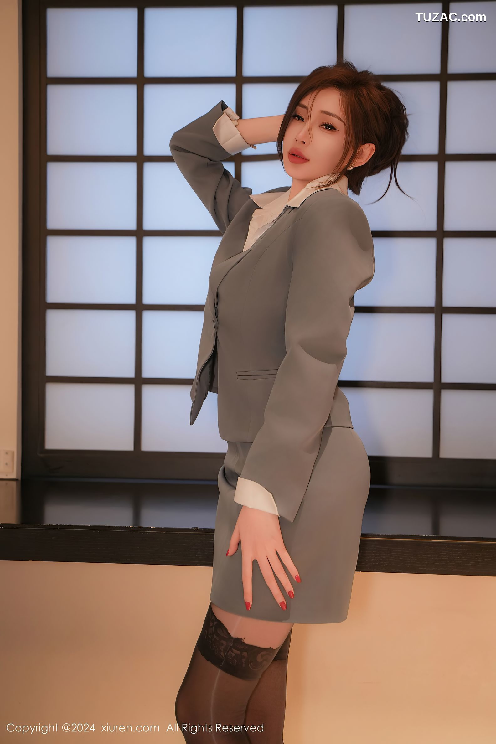 XiuRen秀人网-9307-奶瓶土肥圆-办公室OL灰色制服白衬衫黑丝爆乳-2024.10.18