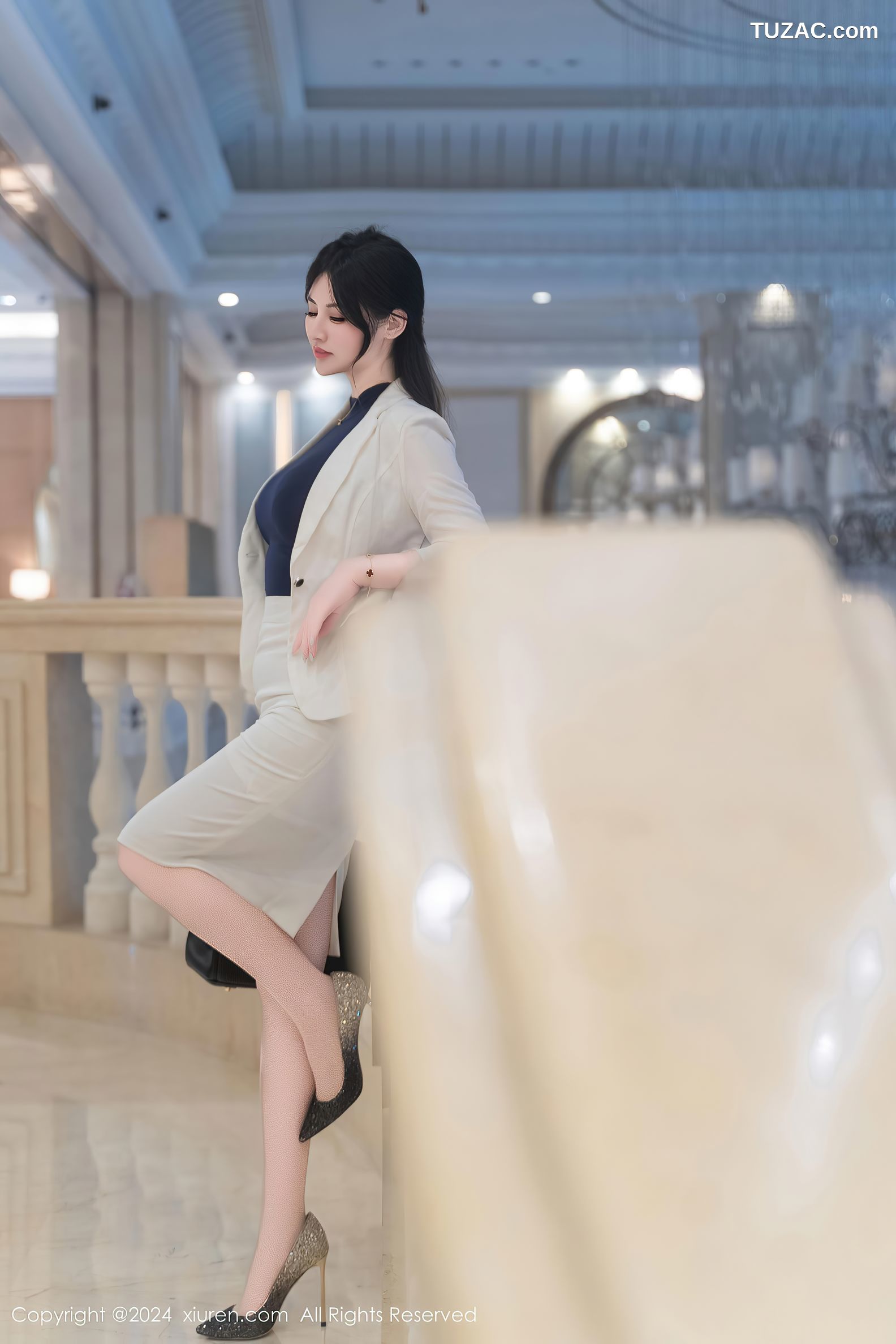 XiuRen秀人网-9319-诗诗kiki-OL白色裙装红色内衣肉丝-2024.10.21