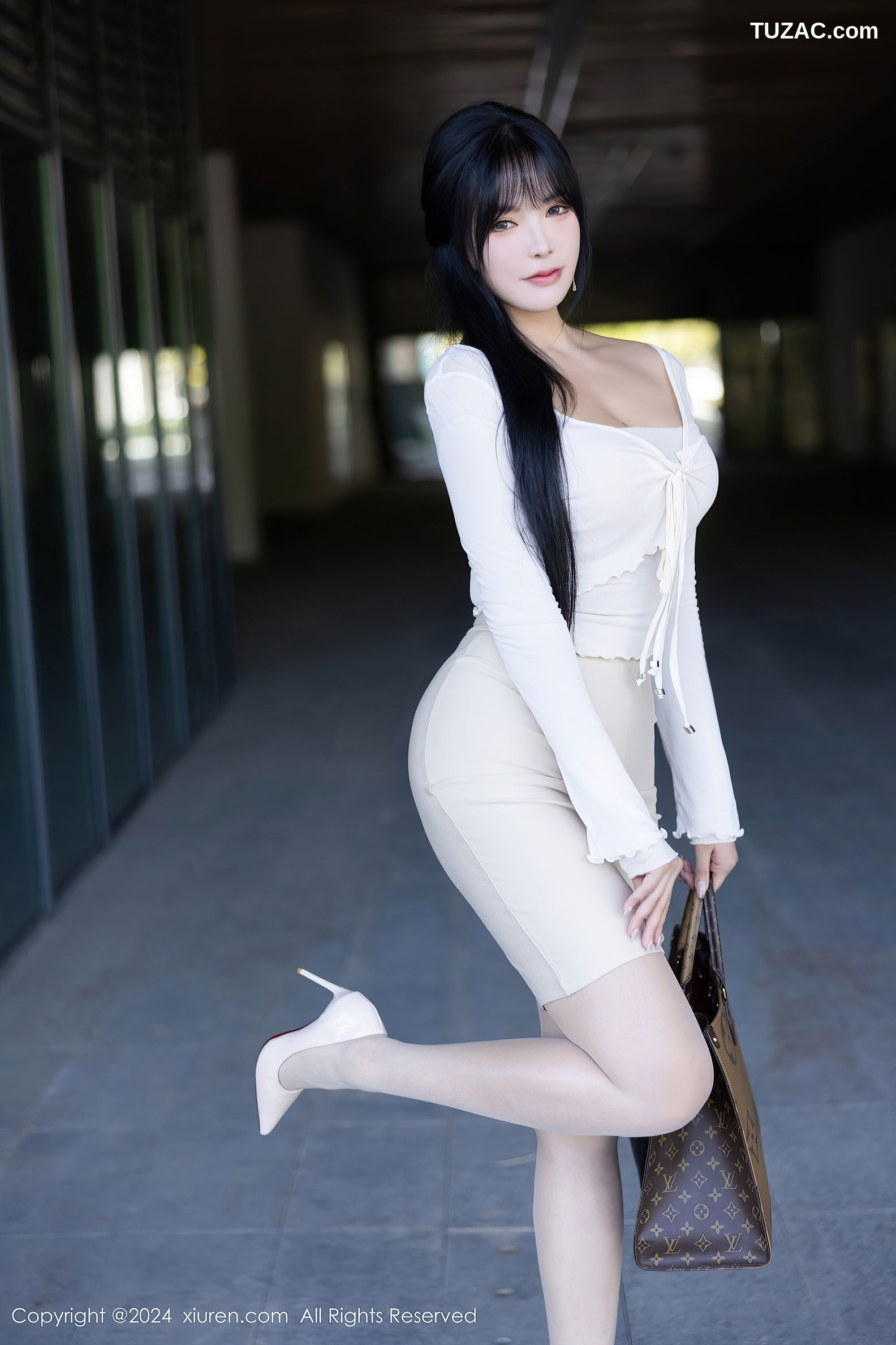 XiuRen秀人网-9320-娜比-白色吊带白短裙街拍-2024.10.21