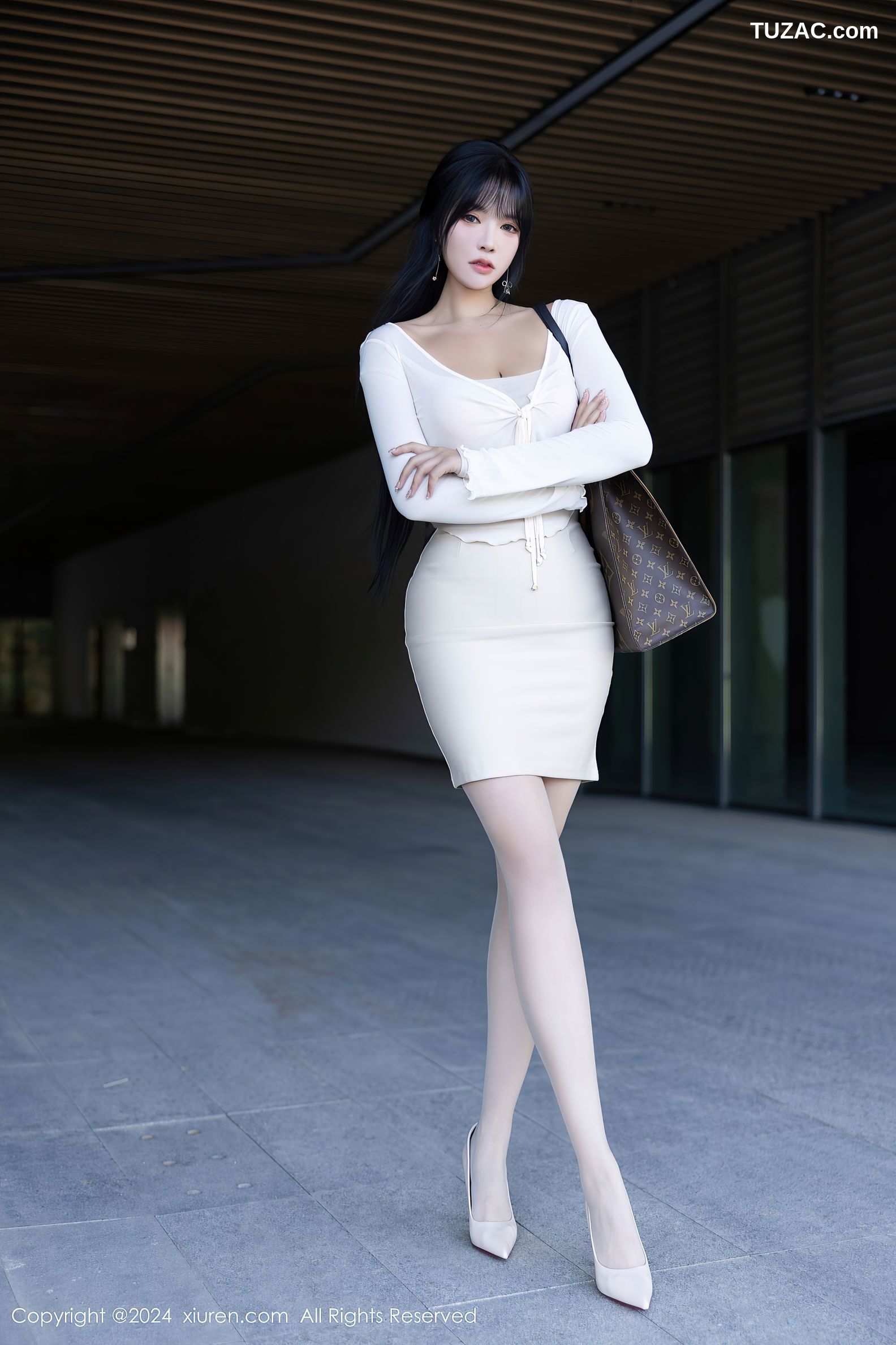 XiuRen秀人网-9320-娜比-白色吊带白短裙街拍-2024.10.21