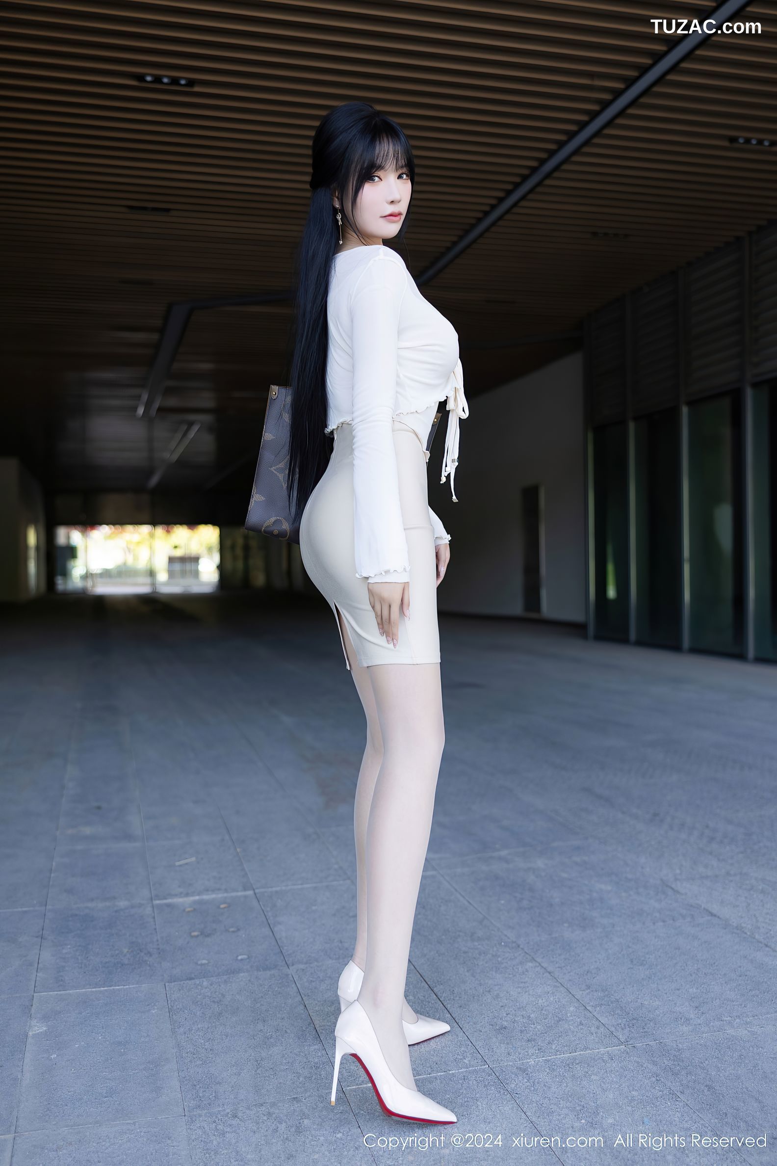 XiuRen秀人网-9320-娜比-白色吊带白短裙街拍-2024.10.21
