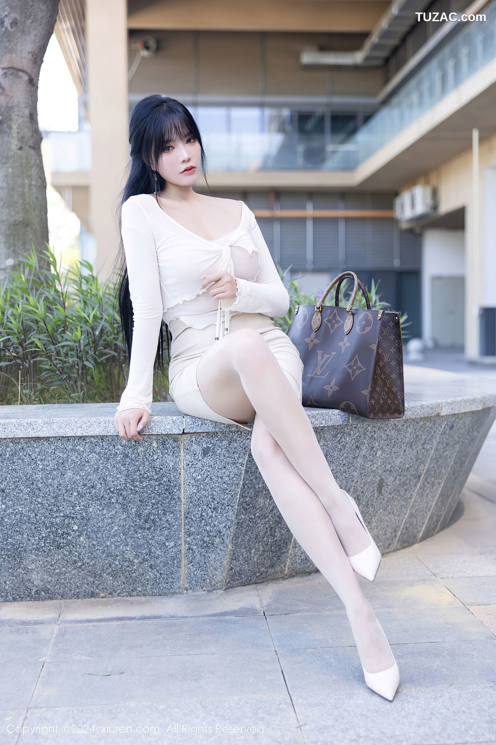 XiuRen秀人网-9320-娜比-白色吊带白短裙街拍-2024.10.21