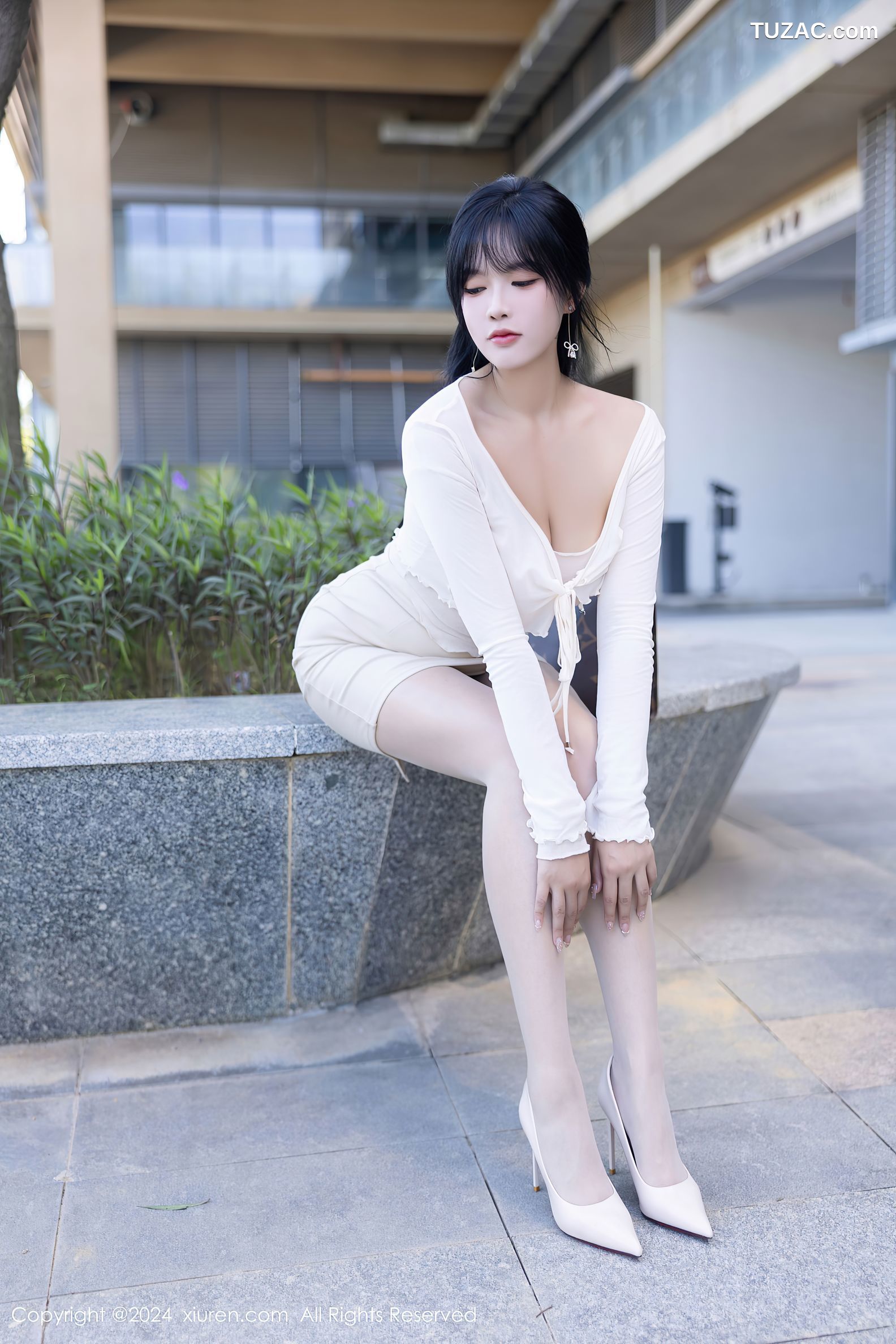 XiuRen秀人网-9320-娜比-白色吊带白短裙街拍-2024.10.21